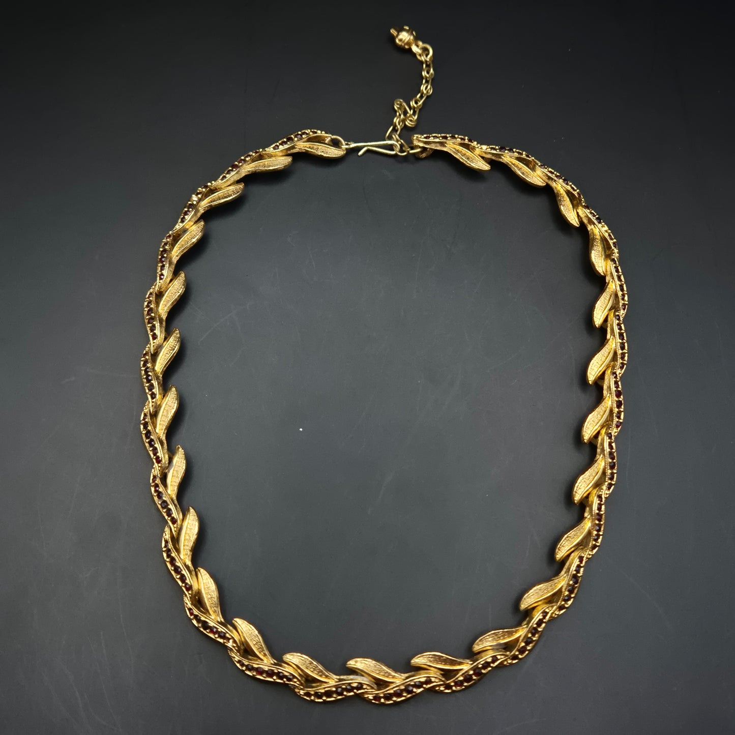Elegante Goldene Damen Kette mit Roten Steinen – Vintage Blatt Design