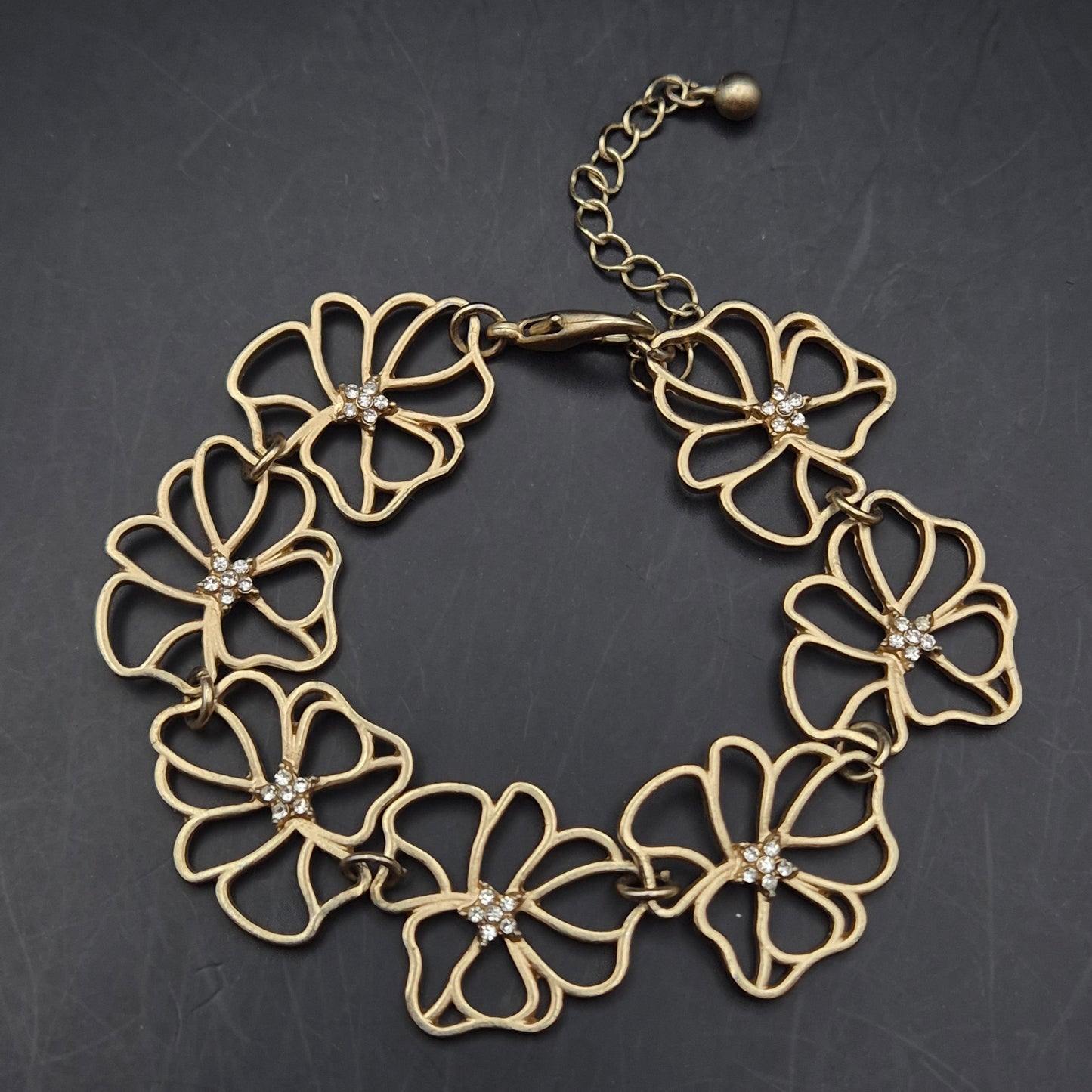 Elegantes Blumen Armband in Gold-Optik – Florales Design mit Strass
