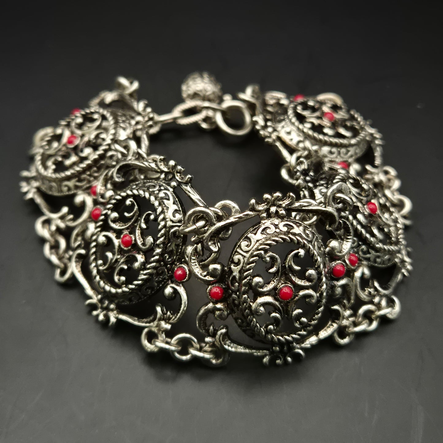 Antikes Silber Armband – Filigranes Design mit korallenroten Akzenten