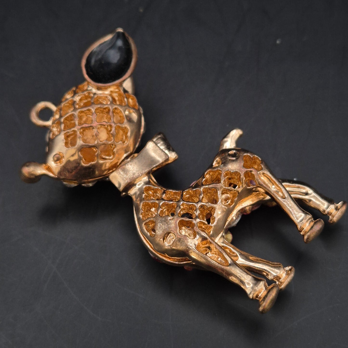 Funkelnde Reh Brosche mit Strassbesatz – Verspieltes Design in Goldoptik