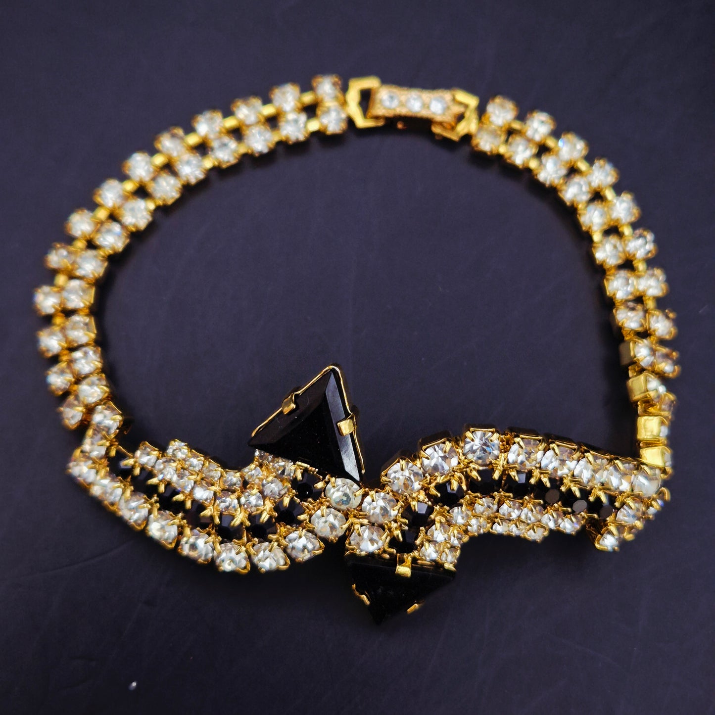 Exklusives Strass Armband – Vintage Design mit schwarzen Akzenten