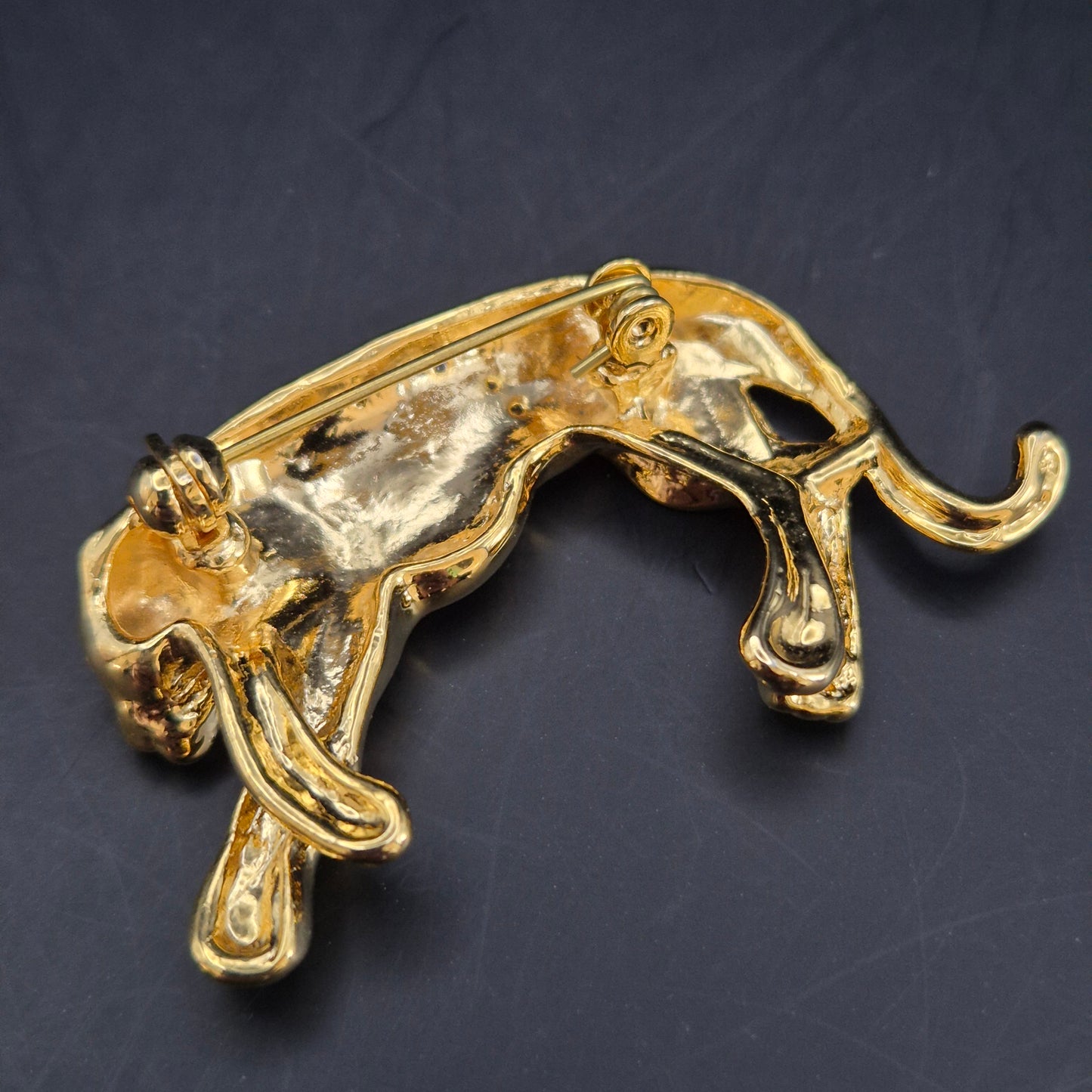 Elegante Panther Brosche – Goldfarben mit funkelndem Steinbesatz