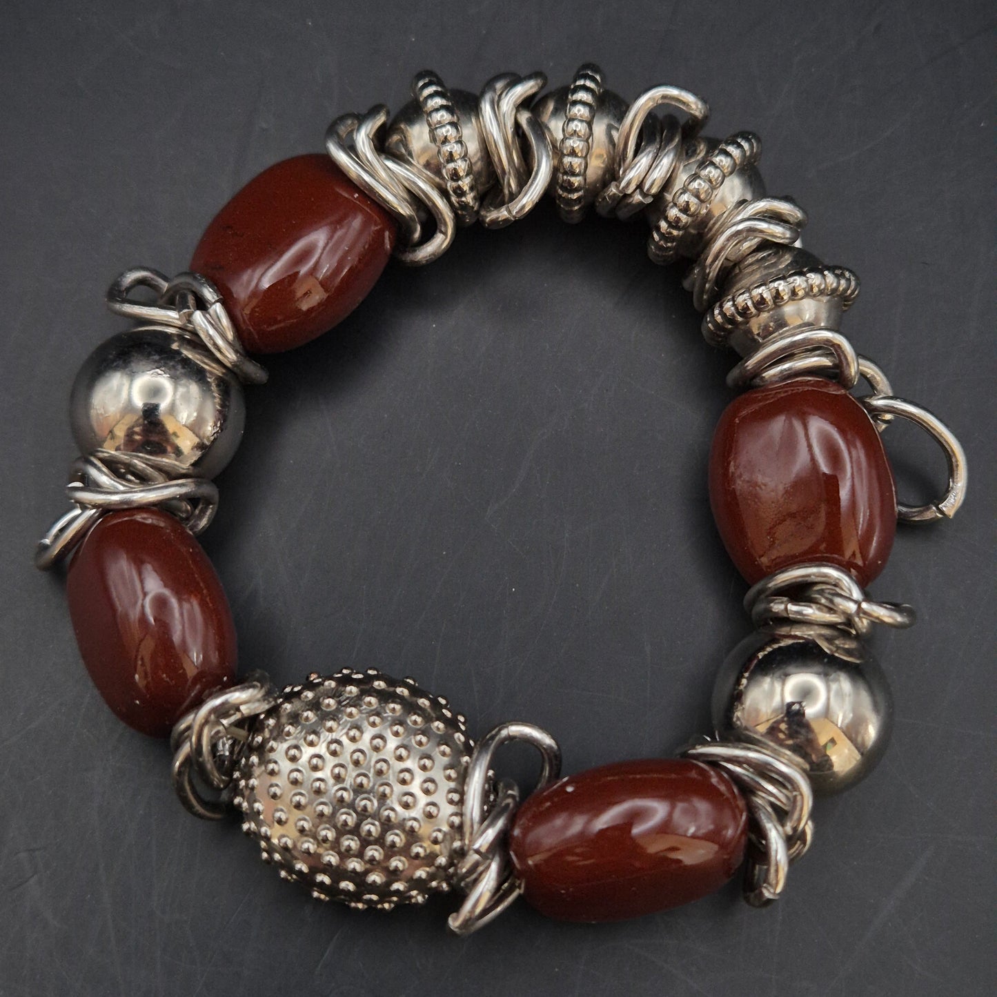 Statement Armband mit Roten Schmucksteinen – Extravagantes Design