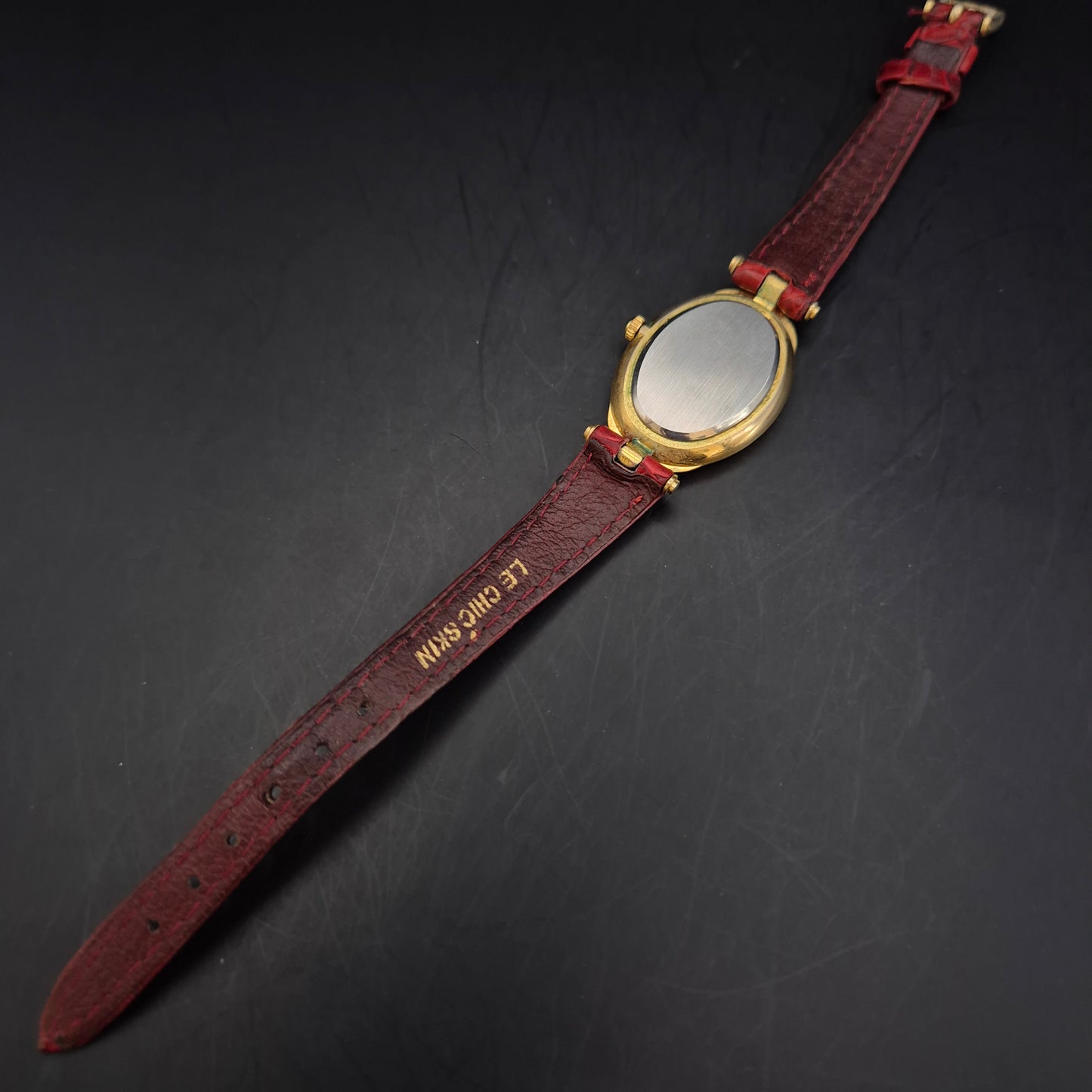 Elegante Luc Desroches Damen Uhr – Ovales Design mit rotem Lederarmband