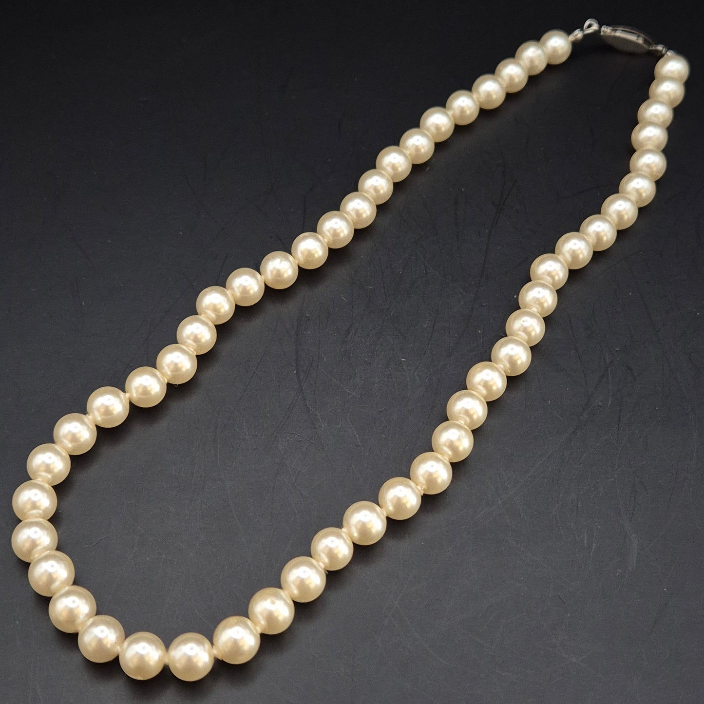 Klassische Perlen Kette mit filigraner Schließe – Zeitlose Eleganz
