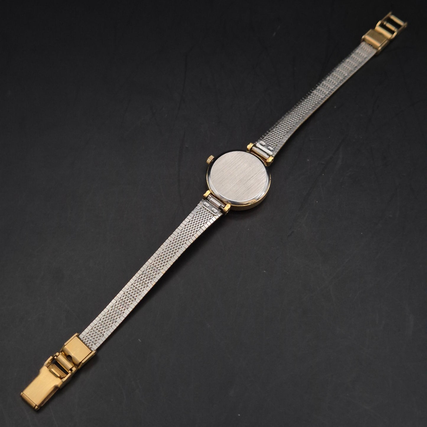 Klassische BQ Damen Uhr Goldfarben – Filigranes Design mit Strukturarmband