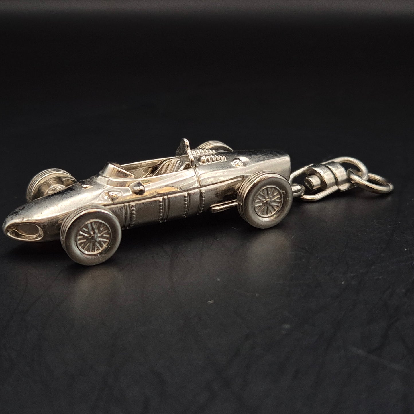 Exklusiver Ferrari F156 Schlüsselanhänger – Edles Metall Design für Sammler