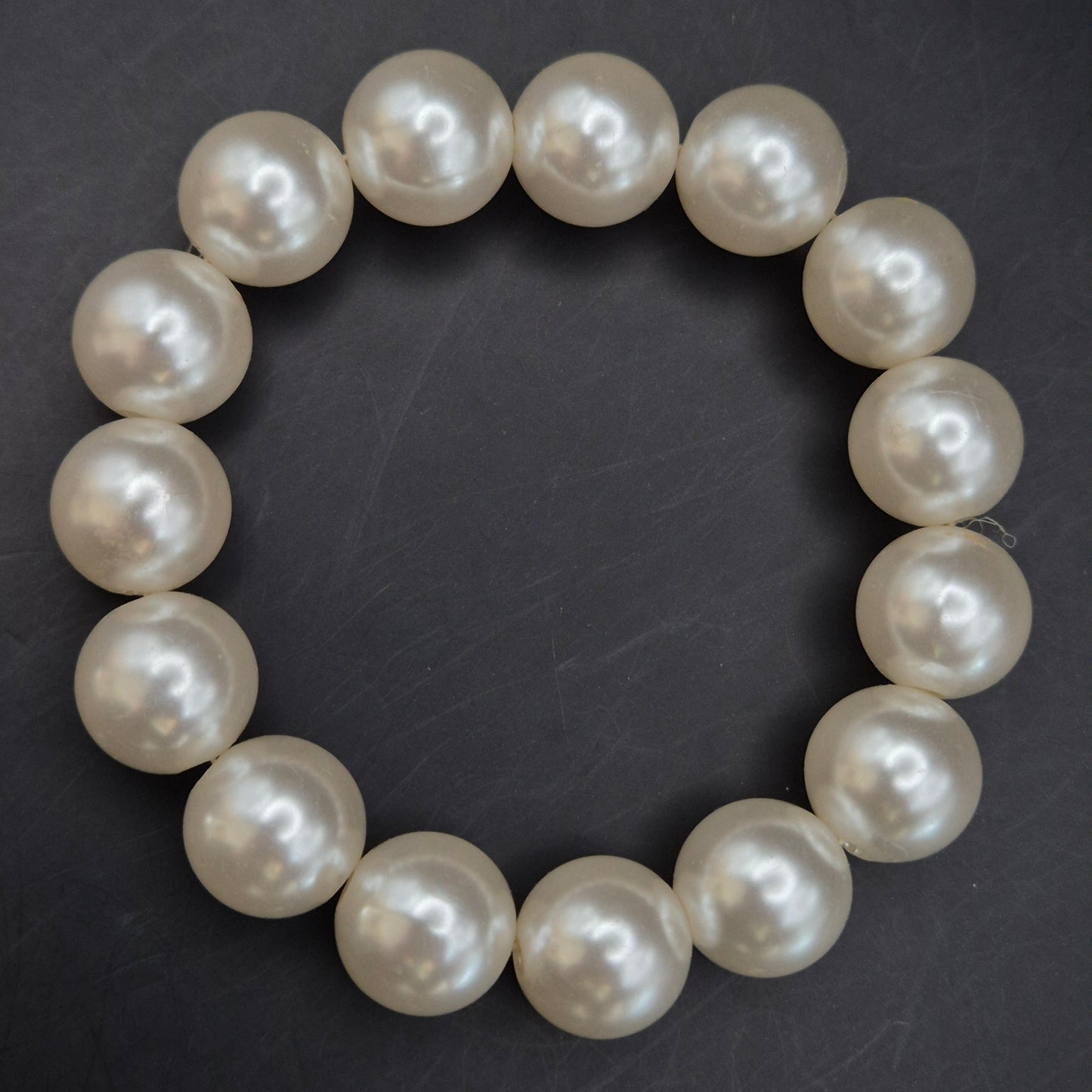 Klassisches Damen Armband mit großen cremeweißen Perlen