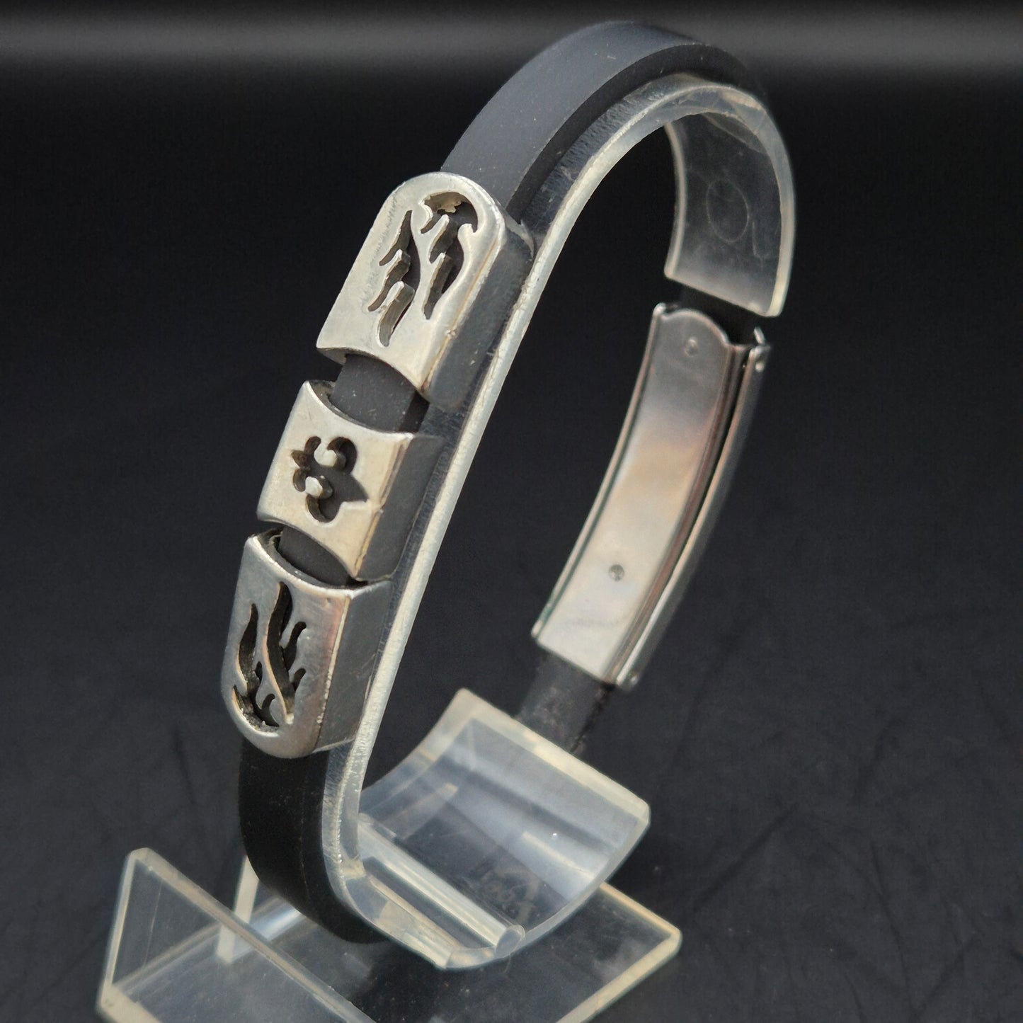 Modernes Herren Armband – Schwarzes Kautschuk mit Tribal-Elementen
