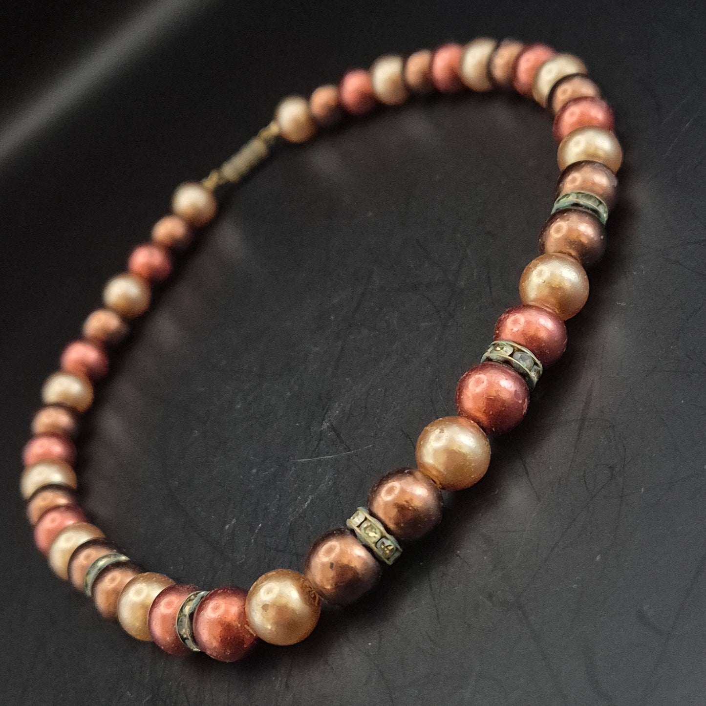 Elegante Damen Halskette – Perlen in Bronze- und Goldtönen