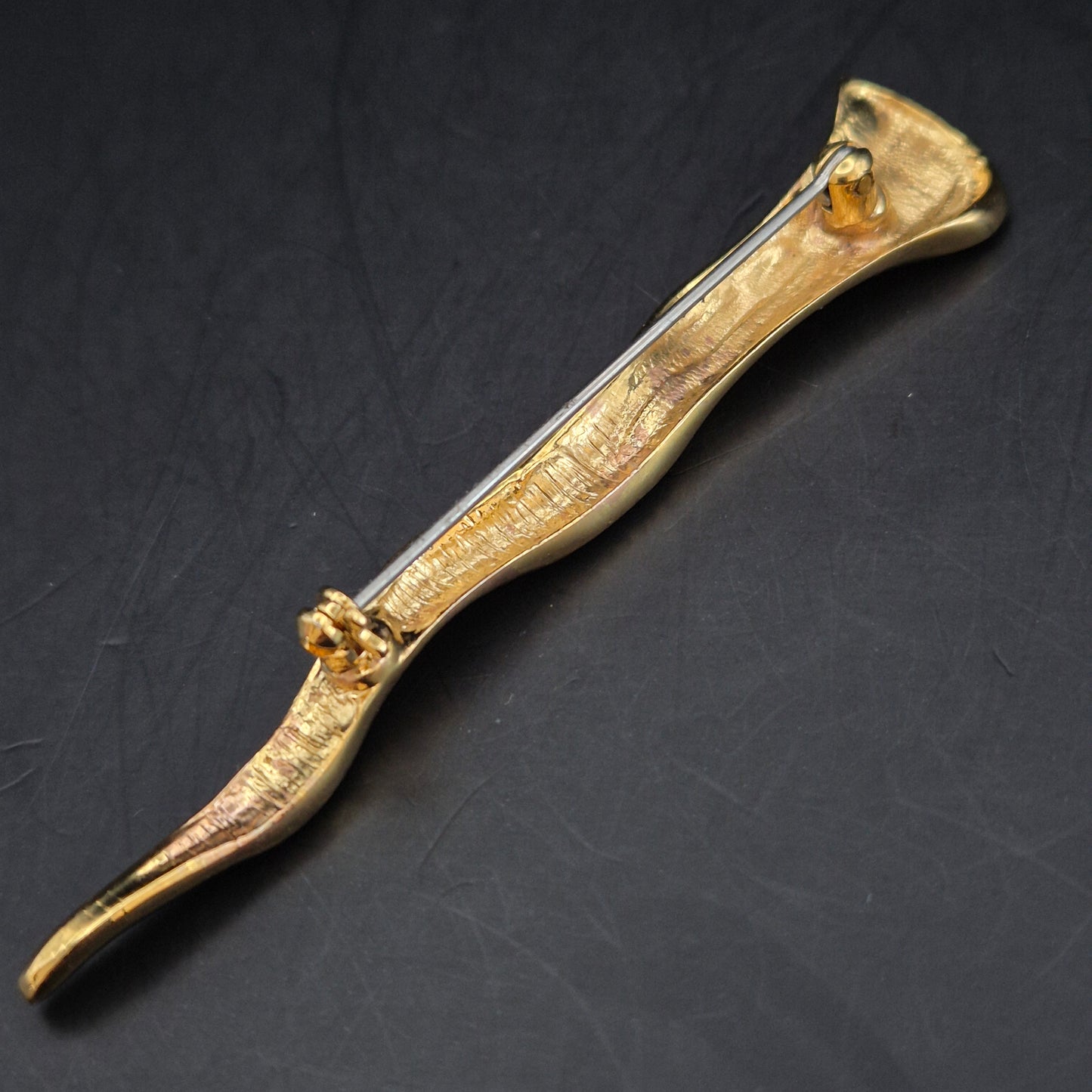 Elegante Goldene Brosche mit Strassbesatz – Geschwungene Form