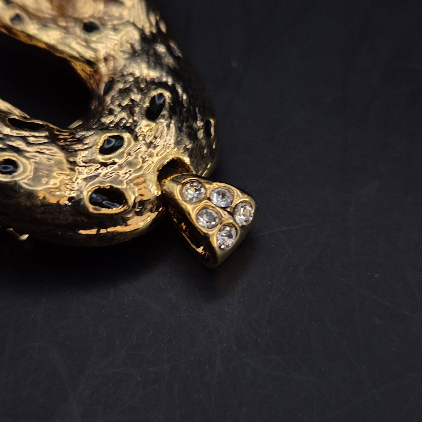 Exklusive Leopard Brosche mit Emaille & Kristallen – Goldfarbenes Design