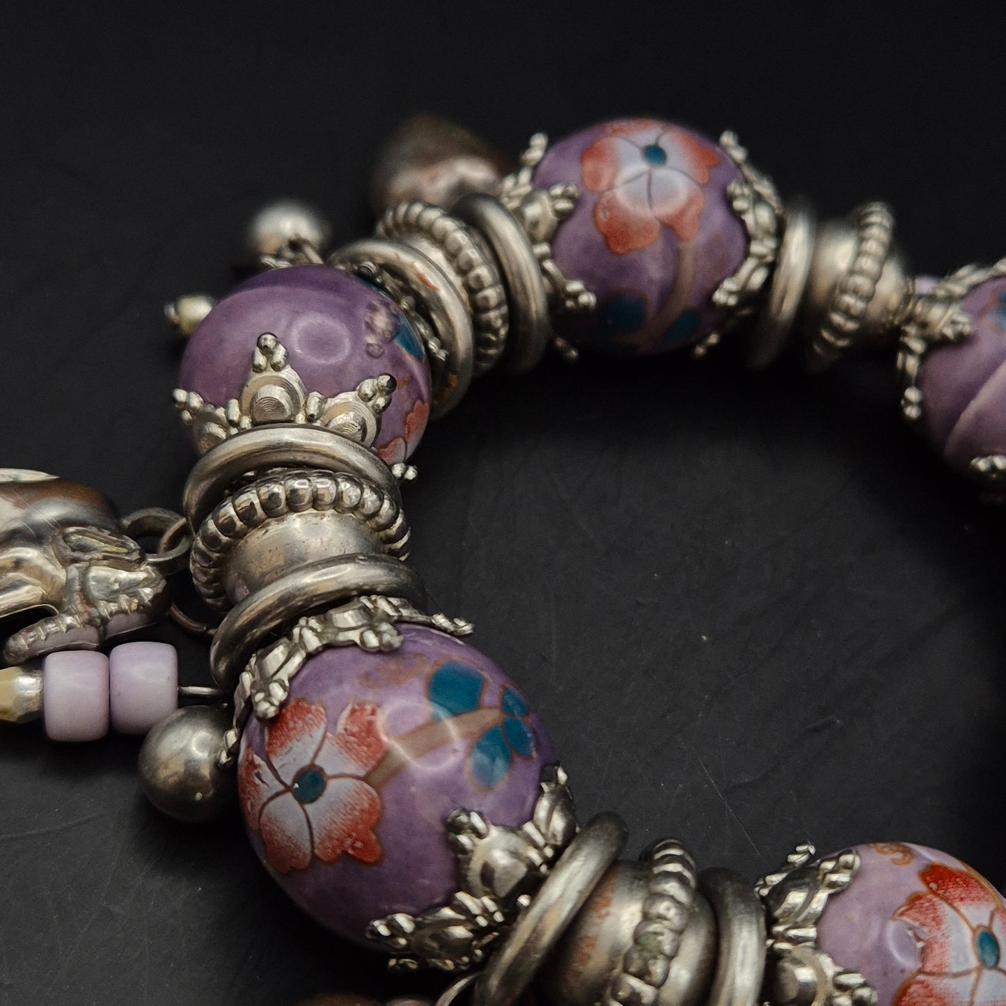 Titel Buntes Perlen Armband mit Elefanten-Anhängern – Verspielter Boho-Stil
