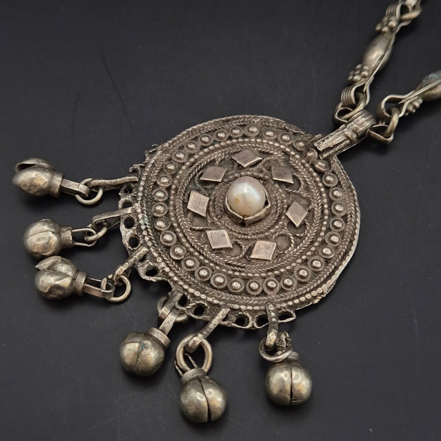 Antike Silber Kette mit Rundem Medaillon – Ethno Stil mit Glocken