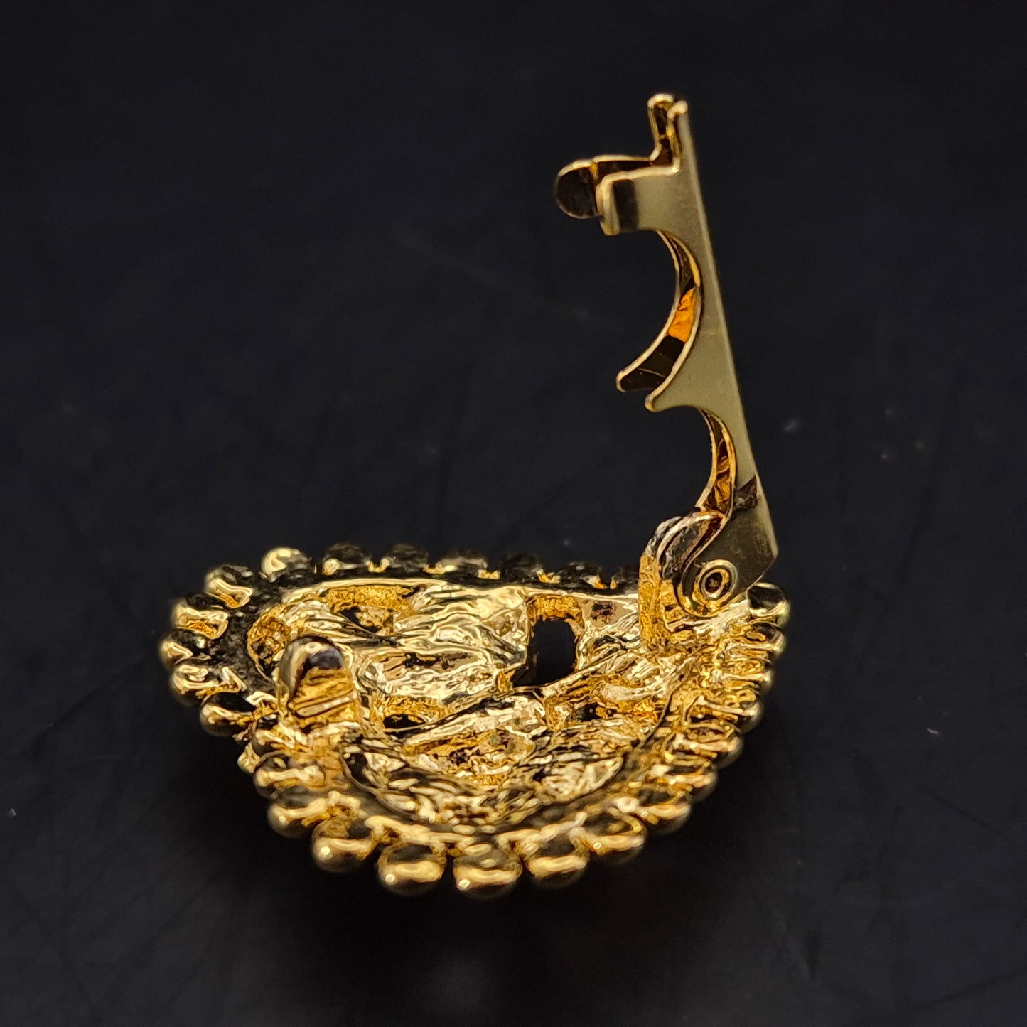 Goldene Herz Brosche – Vintage Design mit Funkelnden Kristallen