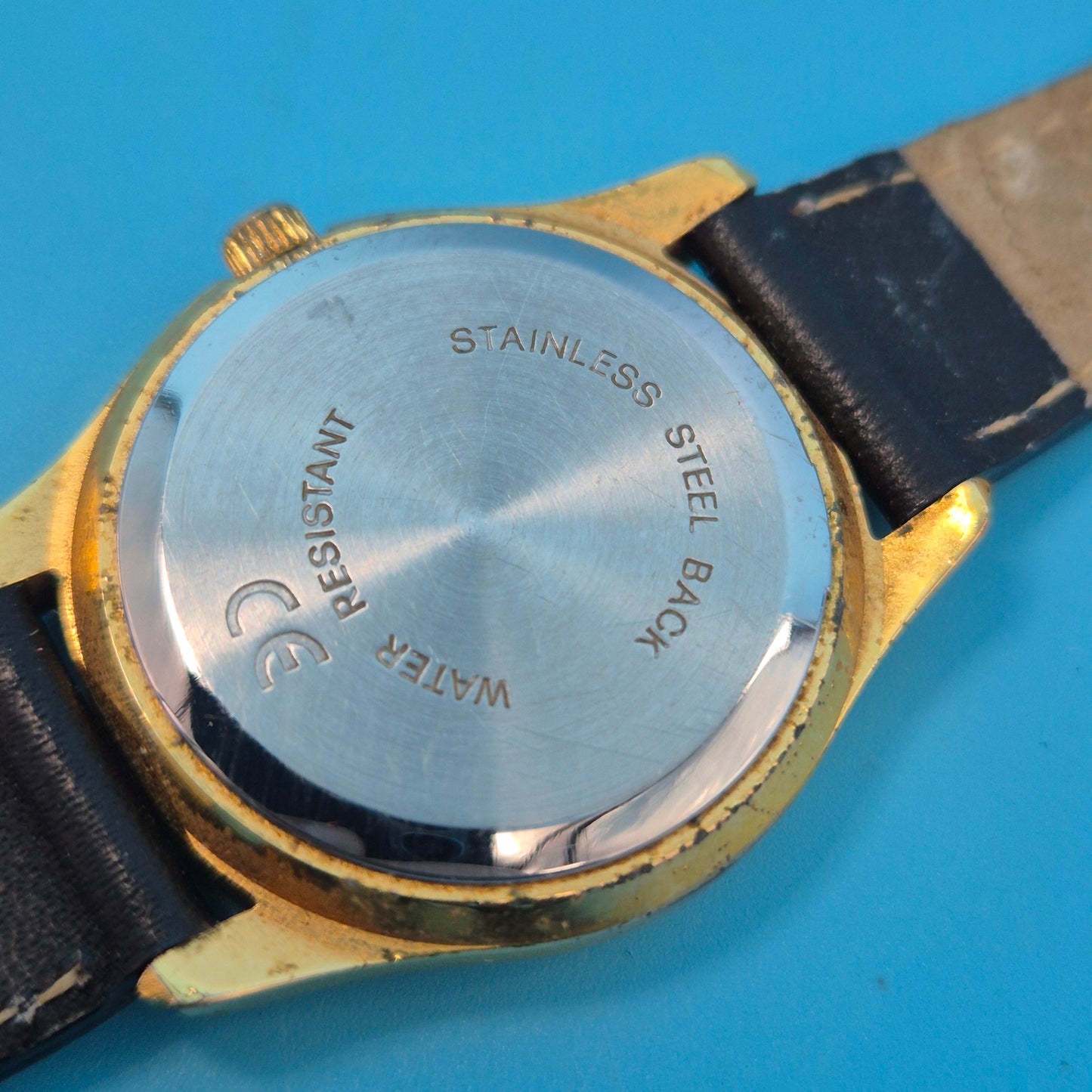 Klassische RE WATCH Damen Uhr – Goldfarbenes Gehäuse mit schwarzem Zifferblatt
