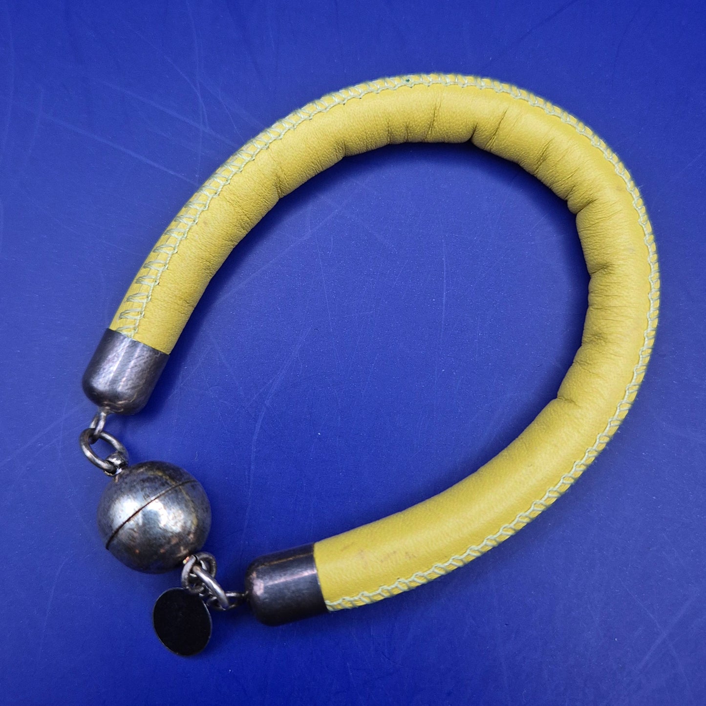 Stilvolles IZELSTUECK Damen Leder Armband – Gelb mit Magnetverschluss