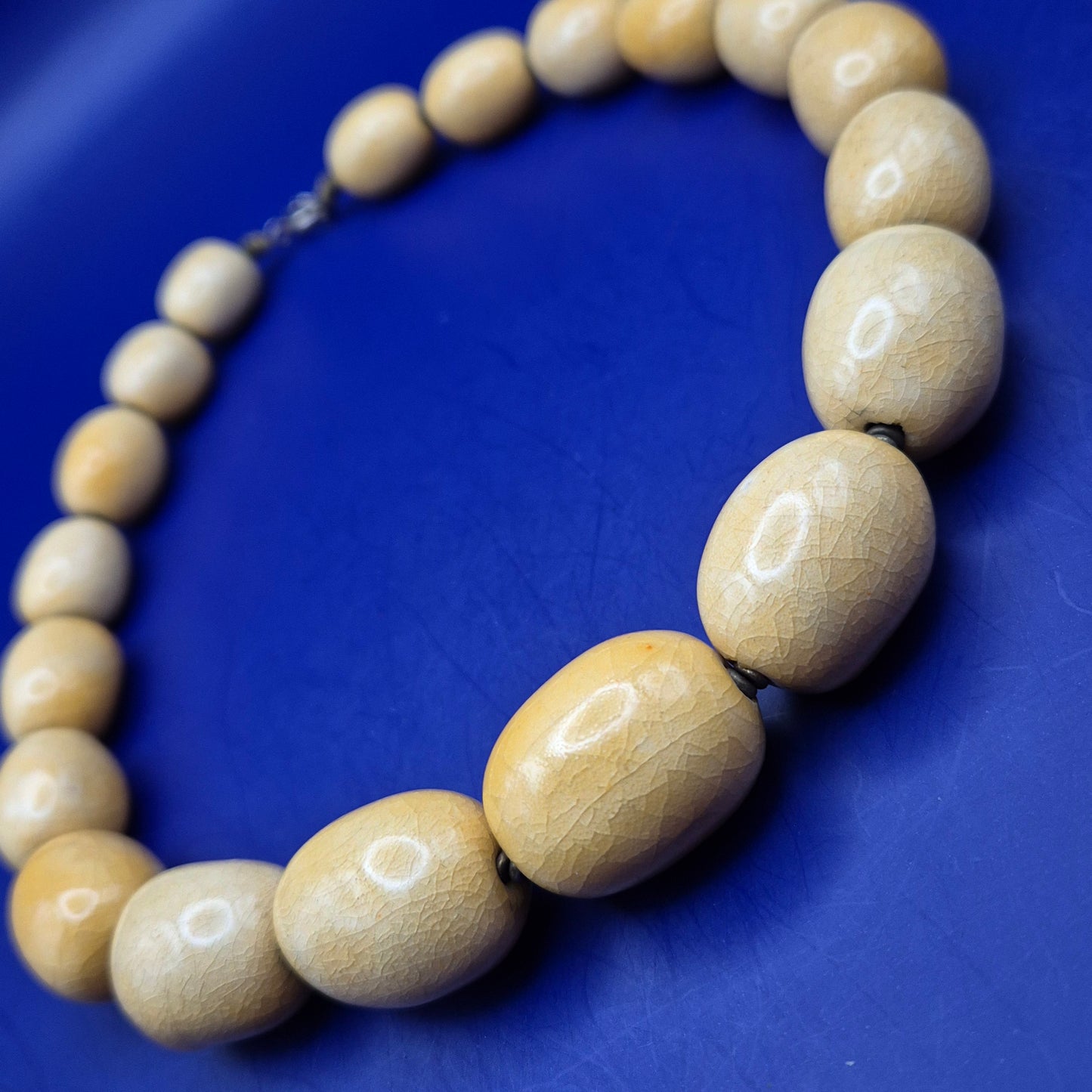 Auffällige Vintage Statement-Kette mit großen Perlen in Bernsteinoptik