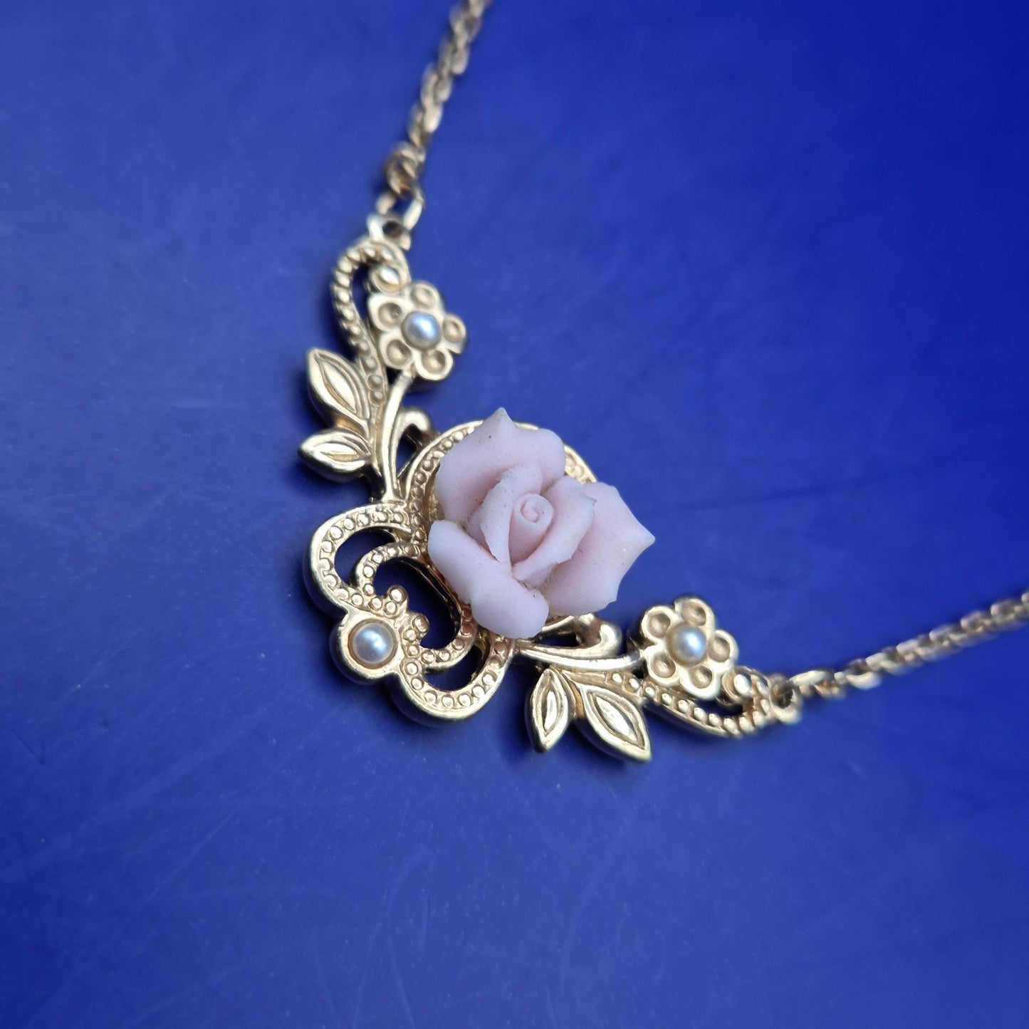 Elegante Damen Kette mit Rosen-Anhänger und Perlen – Vintage Stil