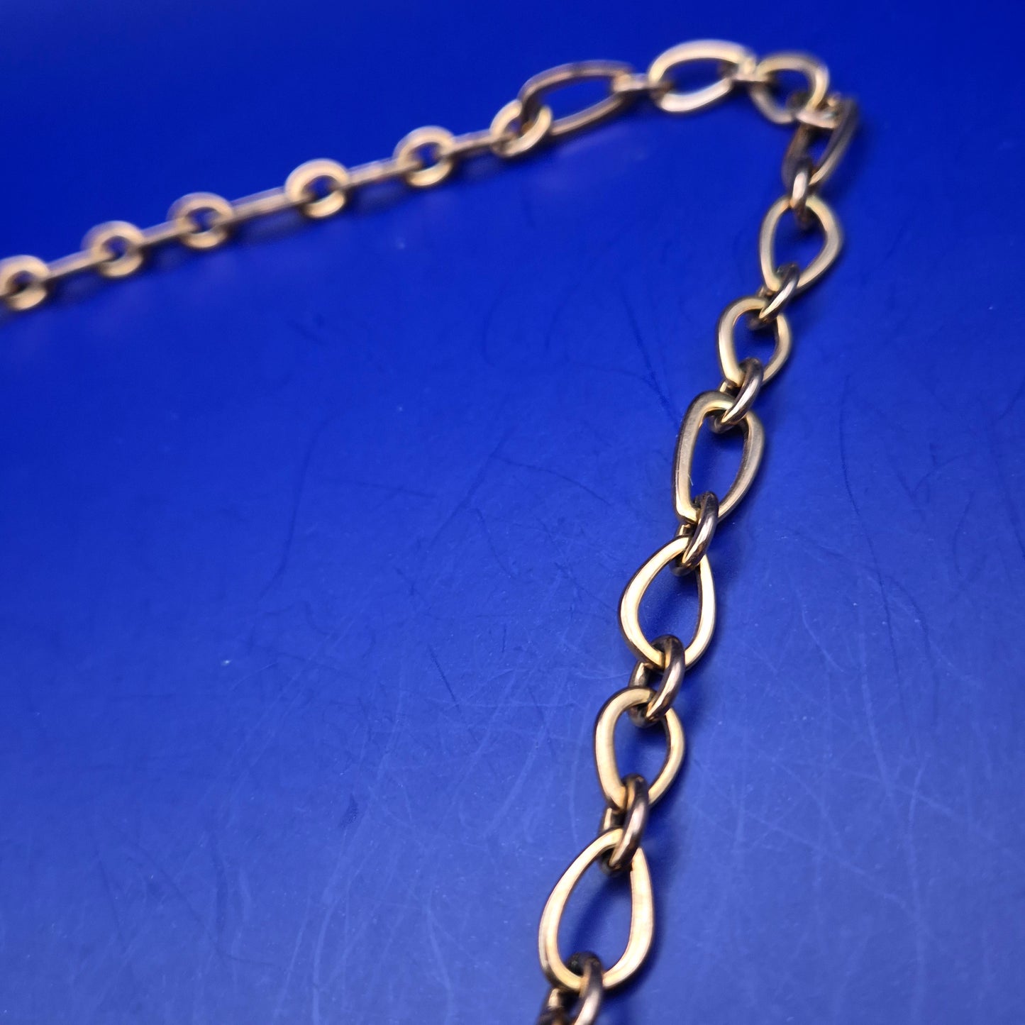 Moderne Gold Ton Kette – Abstraktes Ring-Design für Damen