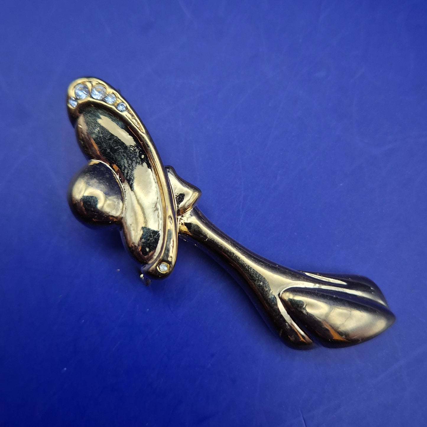 Elegant vergoldete Damen Brosche mit Perle und Strass – Ein Hauch von Luxus