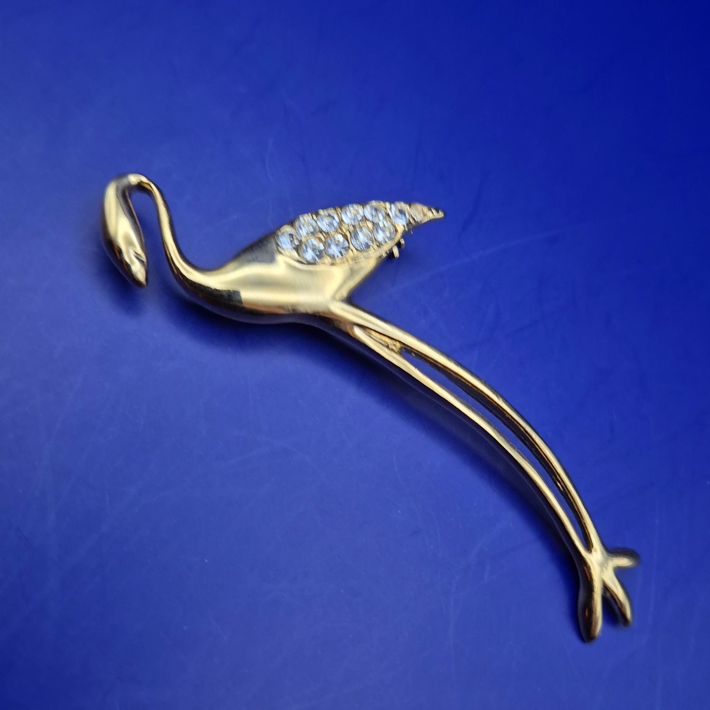 Elegante Flamingo Brosche Damen Uhr – Goldfarben mit Strasssteinen