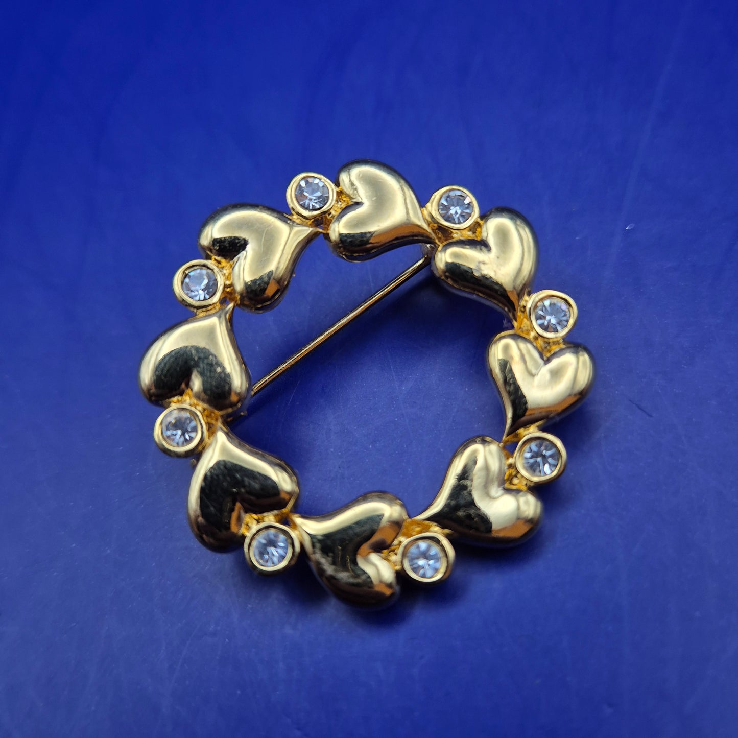 Exquisite Herz Kranz Brosche – Goldfarben mit funkelnden Kristallsteinen
