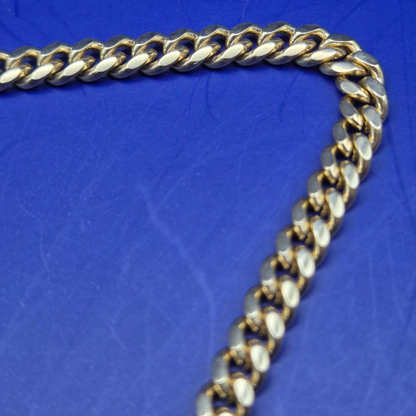 Goldfarbene Halskette mit funkelndem Elefanten-Anhänger, ca. 45cm