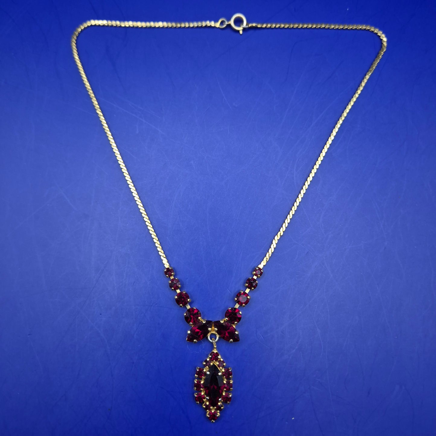 Prachtvolle Damen Kette mit tiefroten Steinen – Vintage-Stil Eleganz