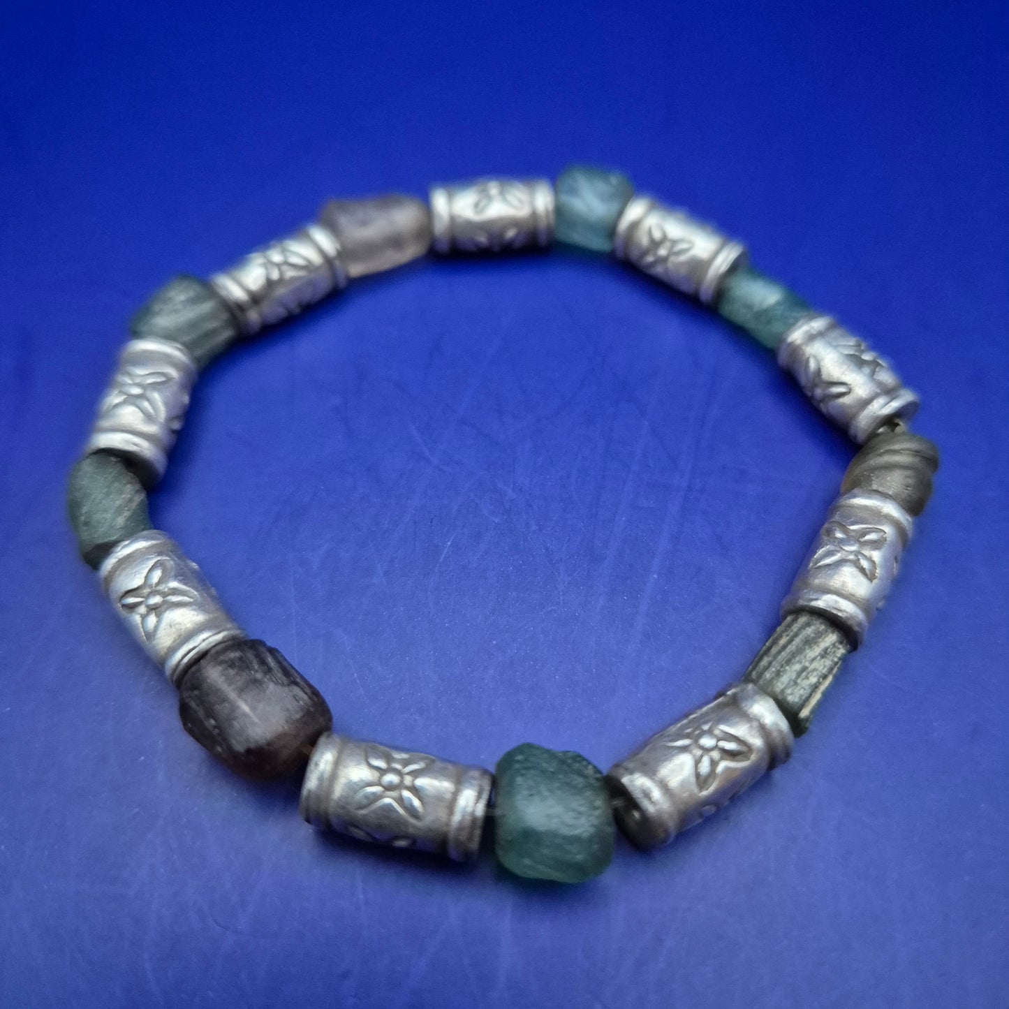 Rustikales Armband mit Steinperlen und verzierten Metallelementen
