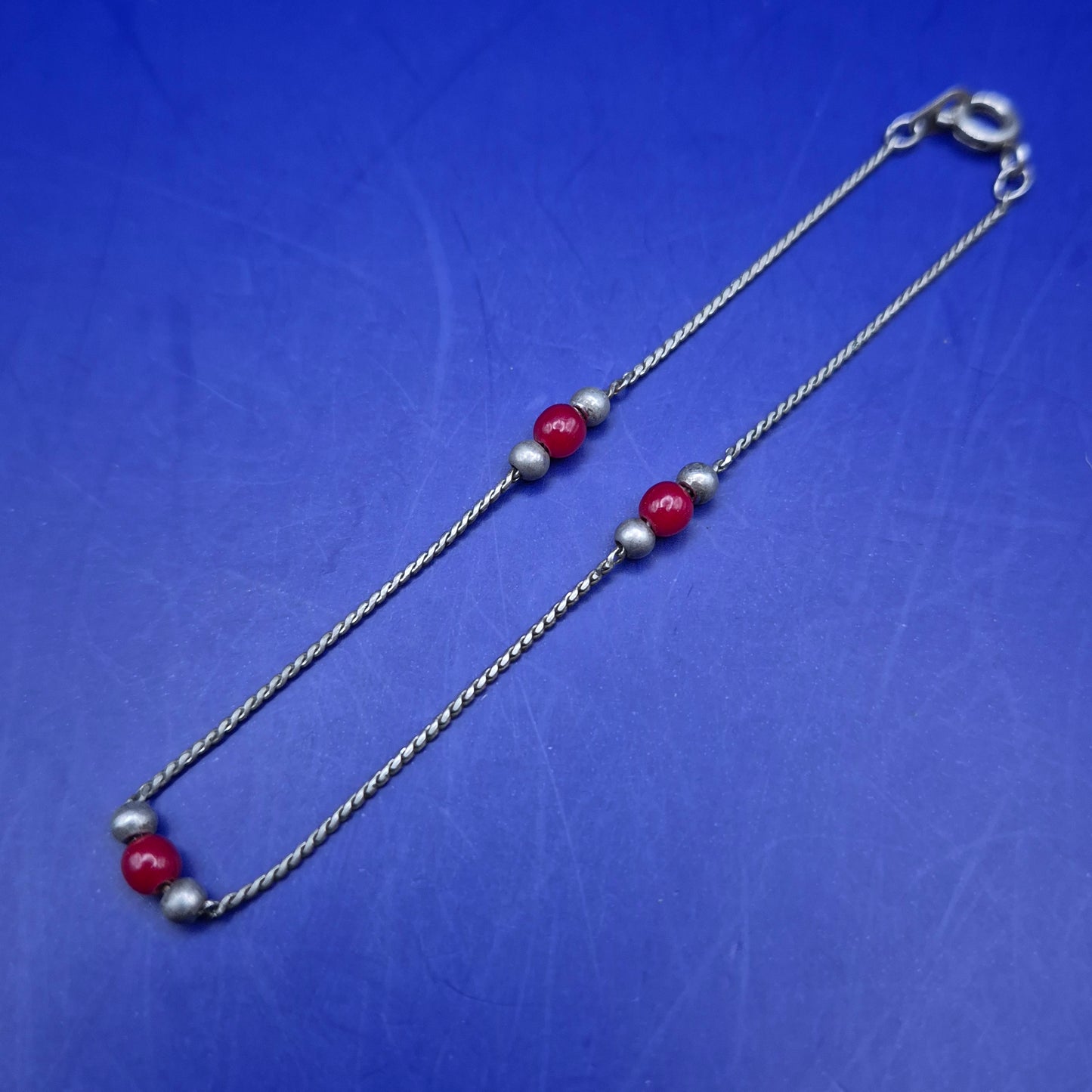 Elegantes Damen Armband mit roten Perlen – Silberfarbenes Design