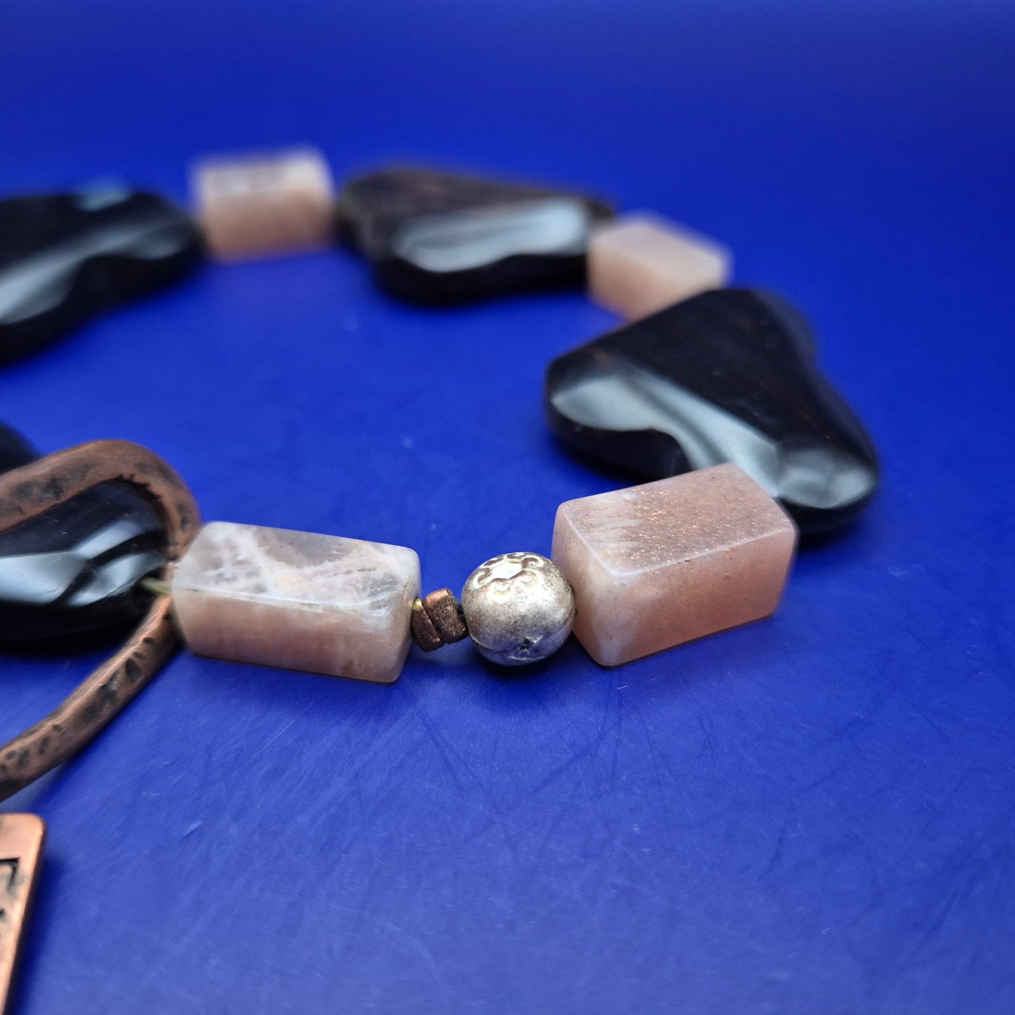 Elegantes Fiva Designer Armband – Naturstein & Kupfer Akzente