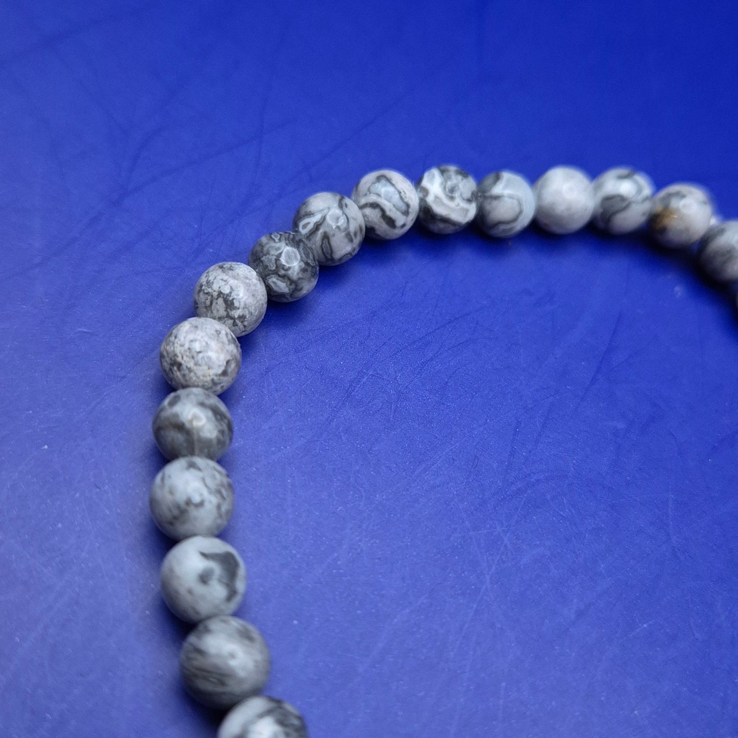 Natürliches Jaspis Perlen Armband – Stilvolles Grau für Herren & Damen
