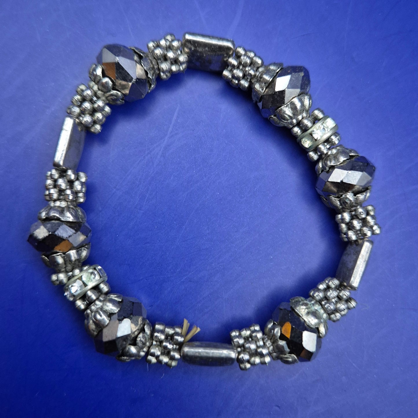 Auffälliges Herren Armband mit Hämatit Kugeln – Elastisch