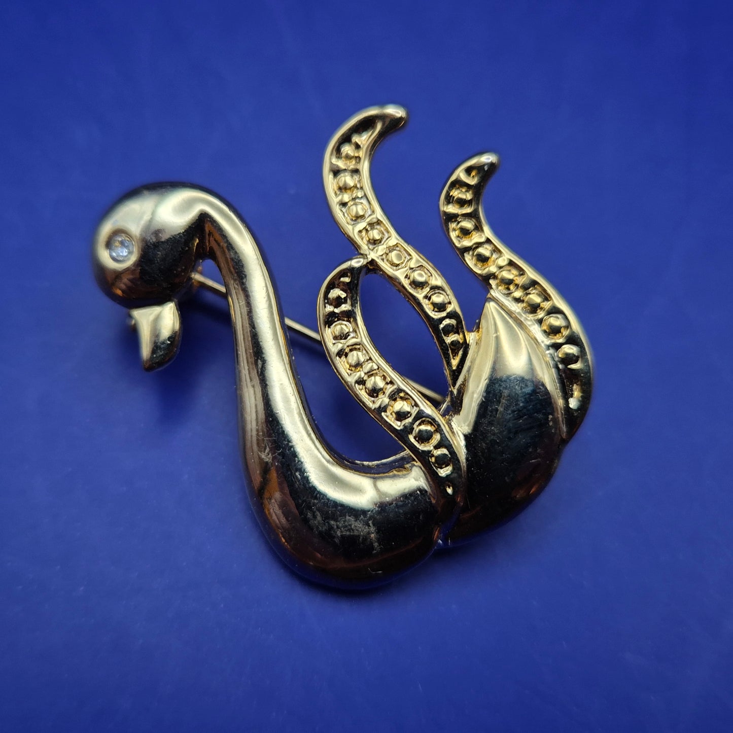 Elegante Schwanen Brosche Goldfarben mit Stein – Edles Accessoire