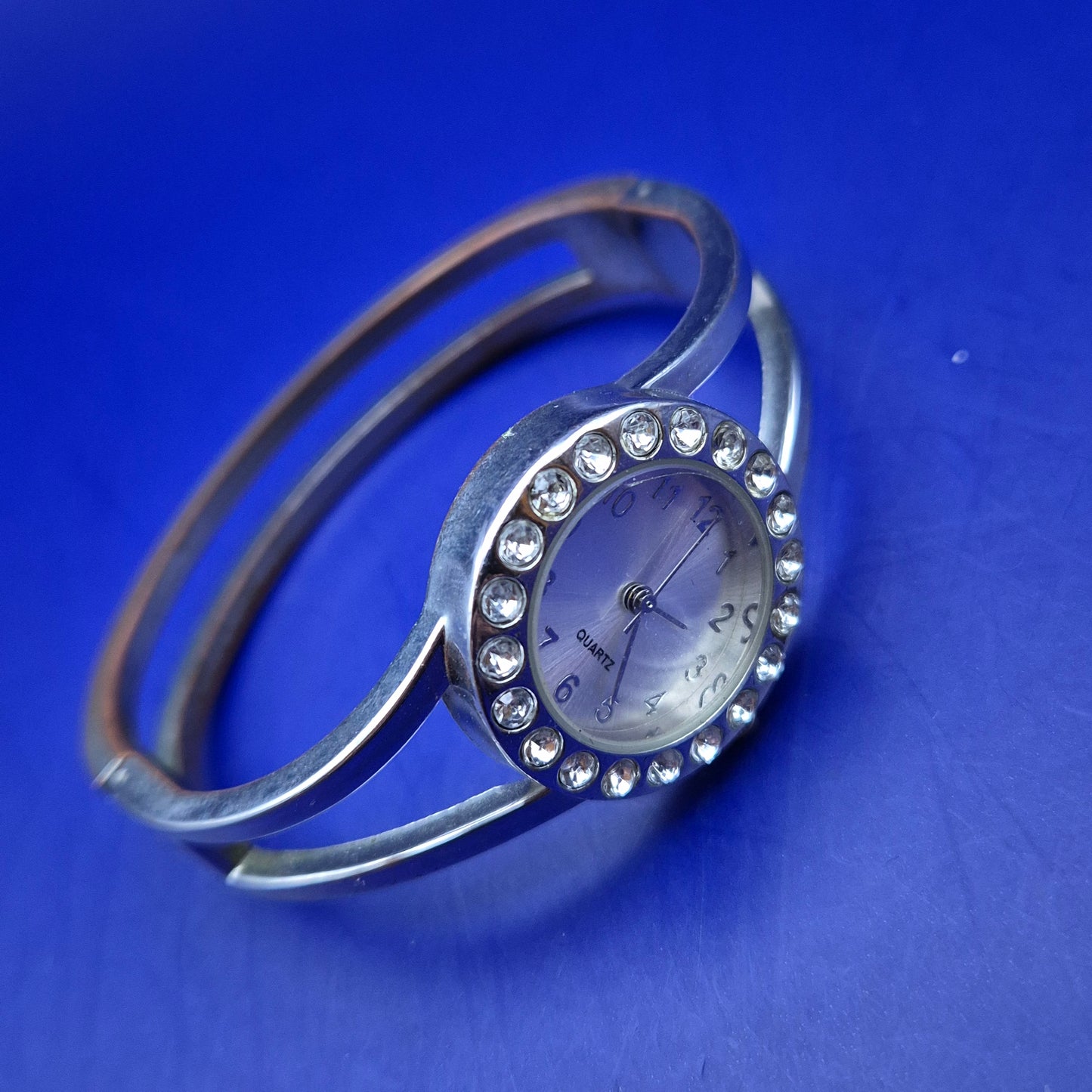 Funkelnde Quarz Damen Uhr – Schicker Reif mit Strasssteinen