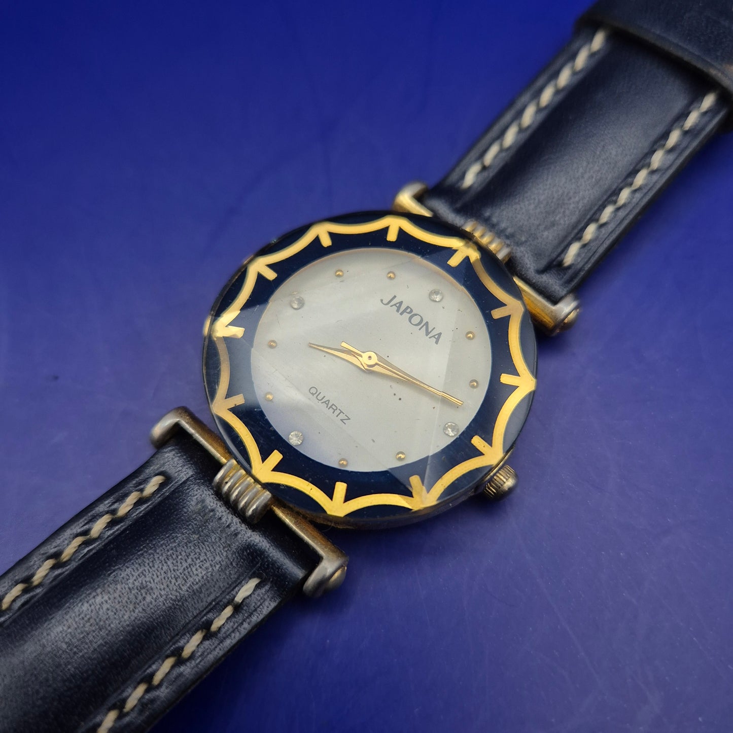 Auffällige Japona Damen Uhr – Blau-goldenes Design mit Steinbesatz