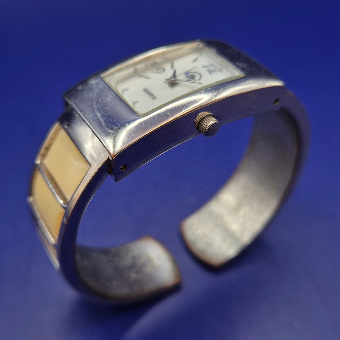 Elegante BT Damen Uhr – Klassisches Design mit Perlmutt-Optik