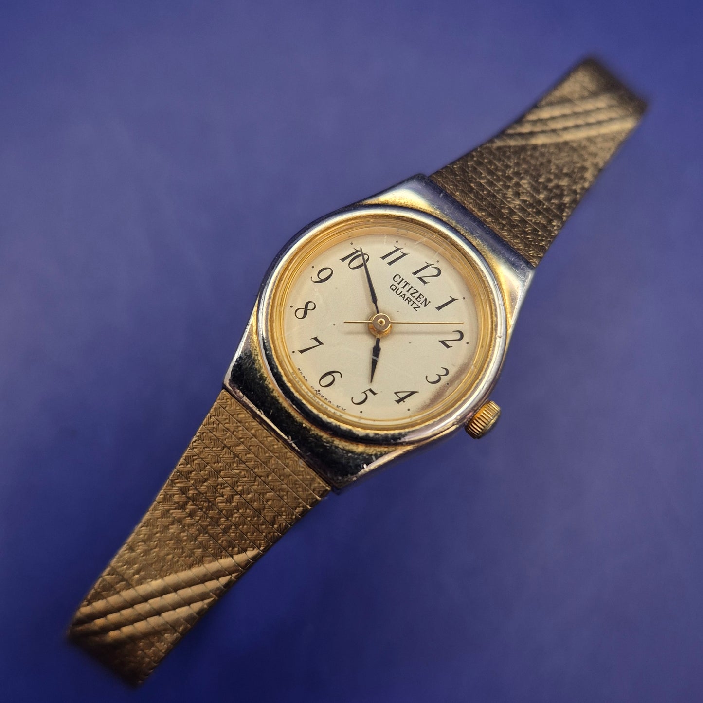 Elegante Citizen Damen Uhr – Goldfarbenes Vintage-Design mit Strukturarmband