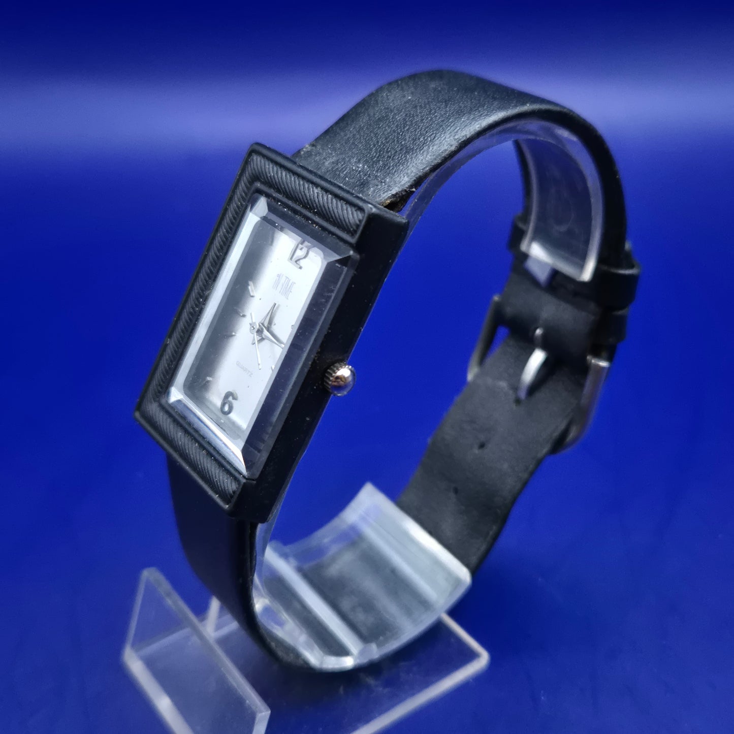 Moderne In Time Herren Uhr – Schwarzes Rechteck-Design im Retro-Look