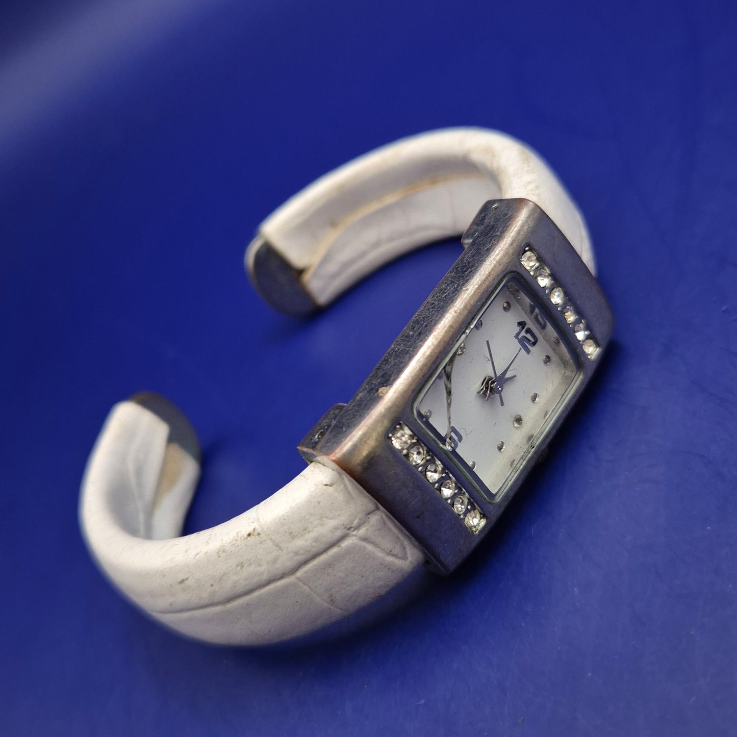 Modische Damen Uhr mit Strassbesatz – Weißes Armband im Kroko-Look