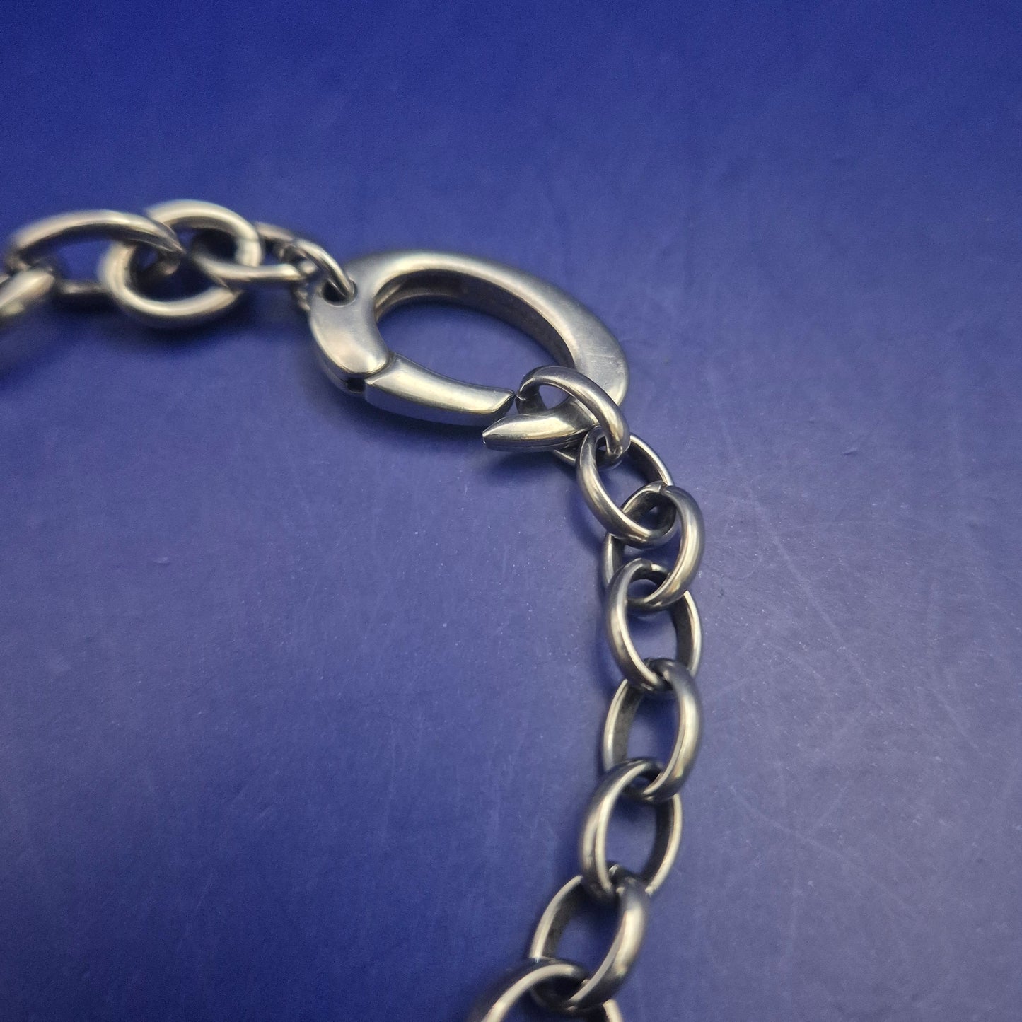 Fossil Damen Armband – Vintage-Stil mit Herz-, Schlüssel- und Globus-Anhängern