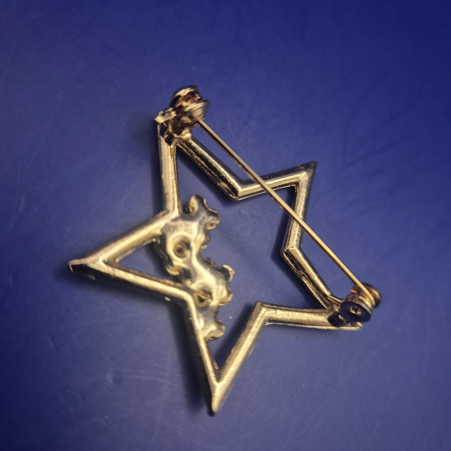 Funkelnde Goldfarbene Stern Brosche mit Strassbesatz