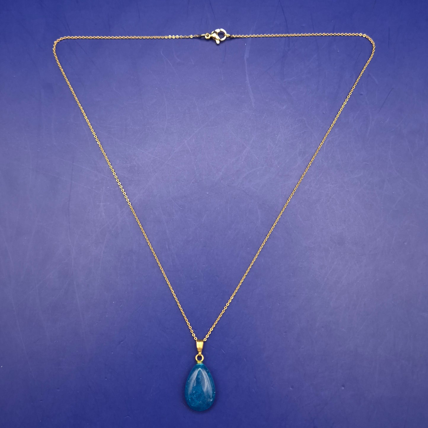 Elegante Damen Kette – Goldfarben mit blauem Tropfenanhänger