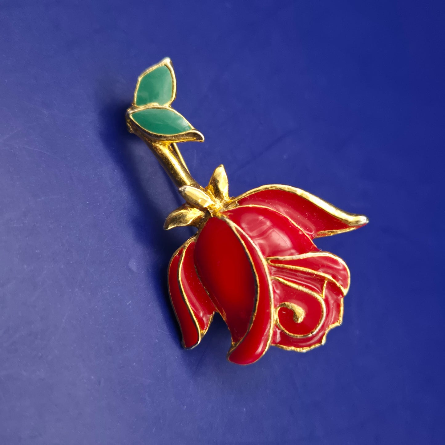 Elegante Rosen Brosche – Goldfarben mit Roter Emaille