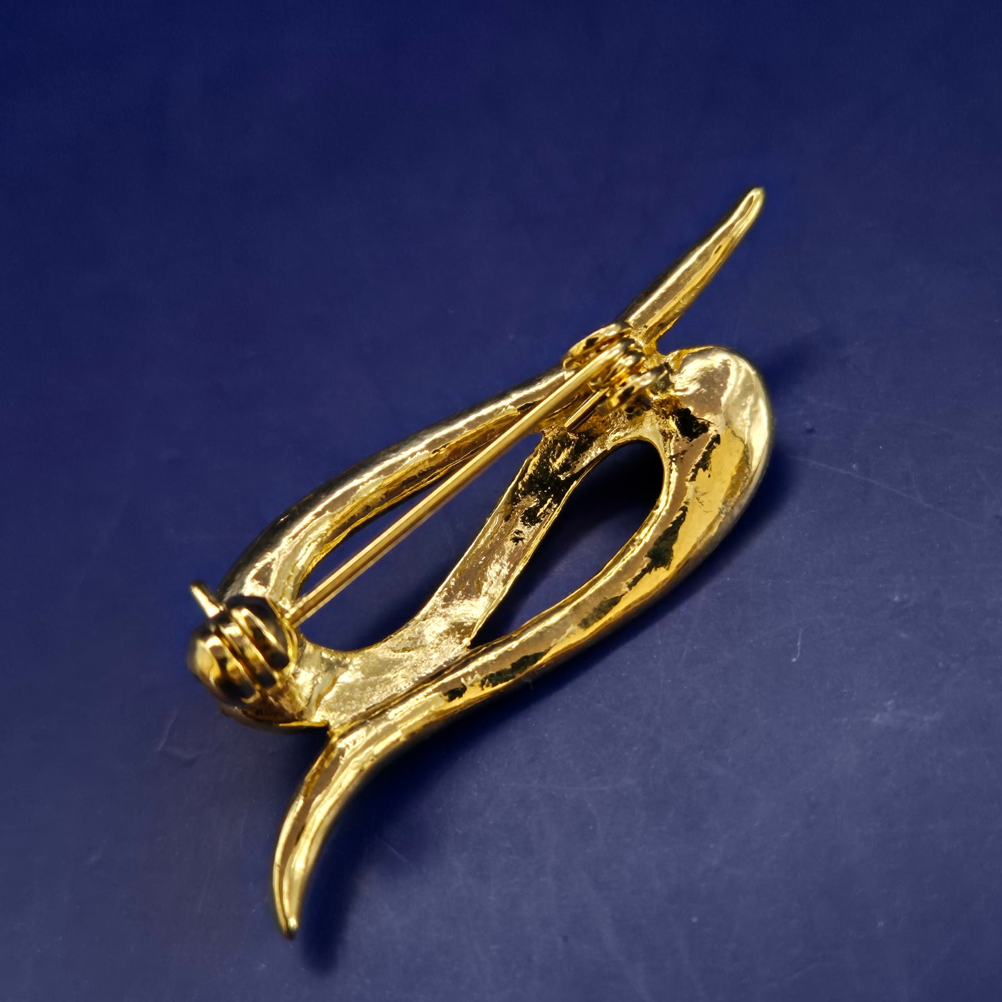 Elegante Goldfarbene Brosche mit Zirkonia-Verzierung