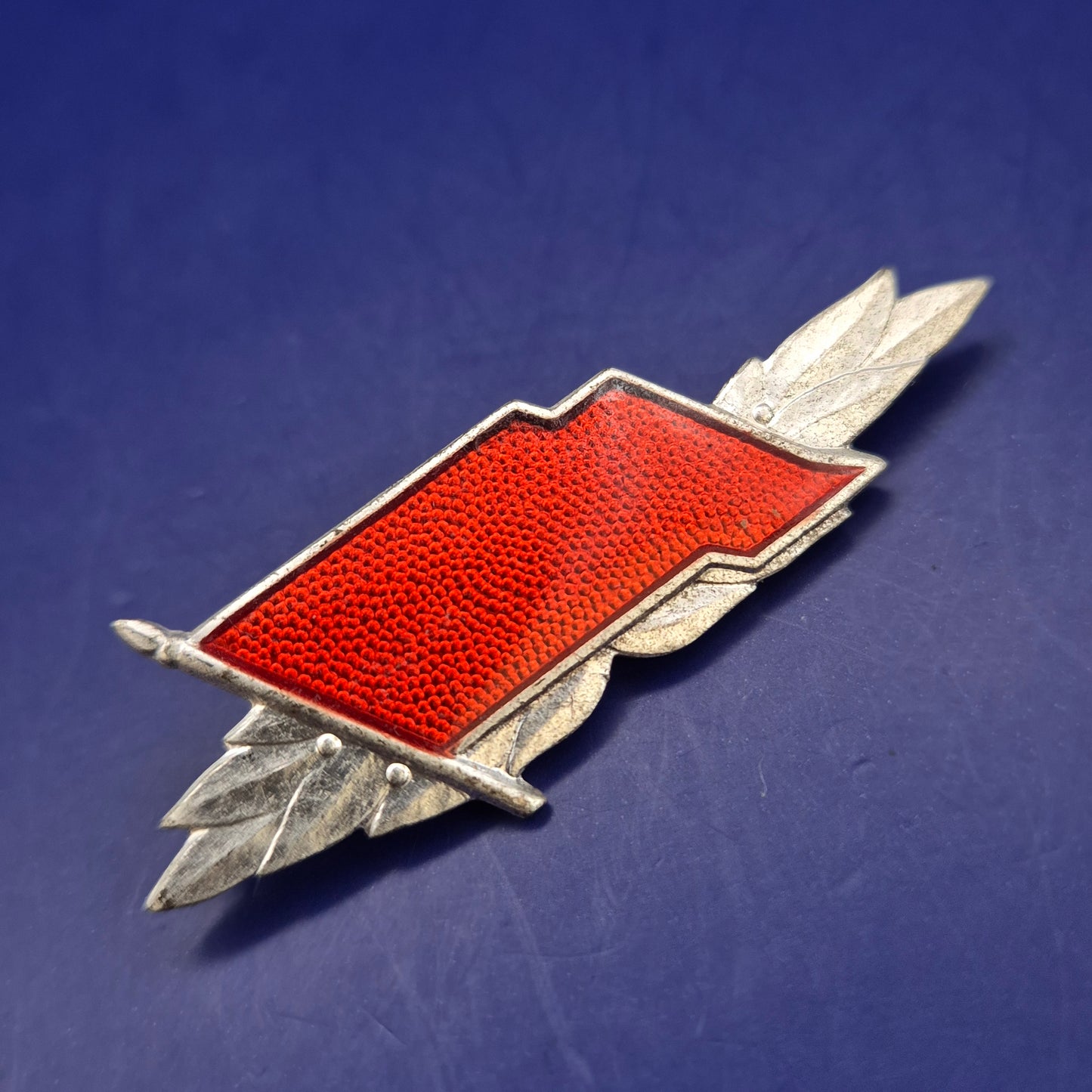Elegante Vintage Brosche mit roter Emaille – Blatt Design im Silber Look