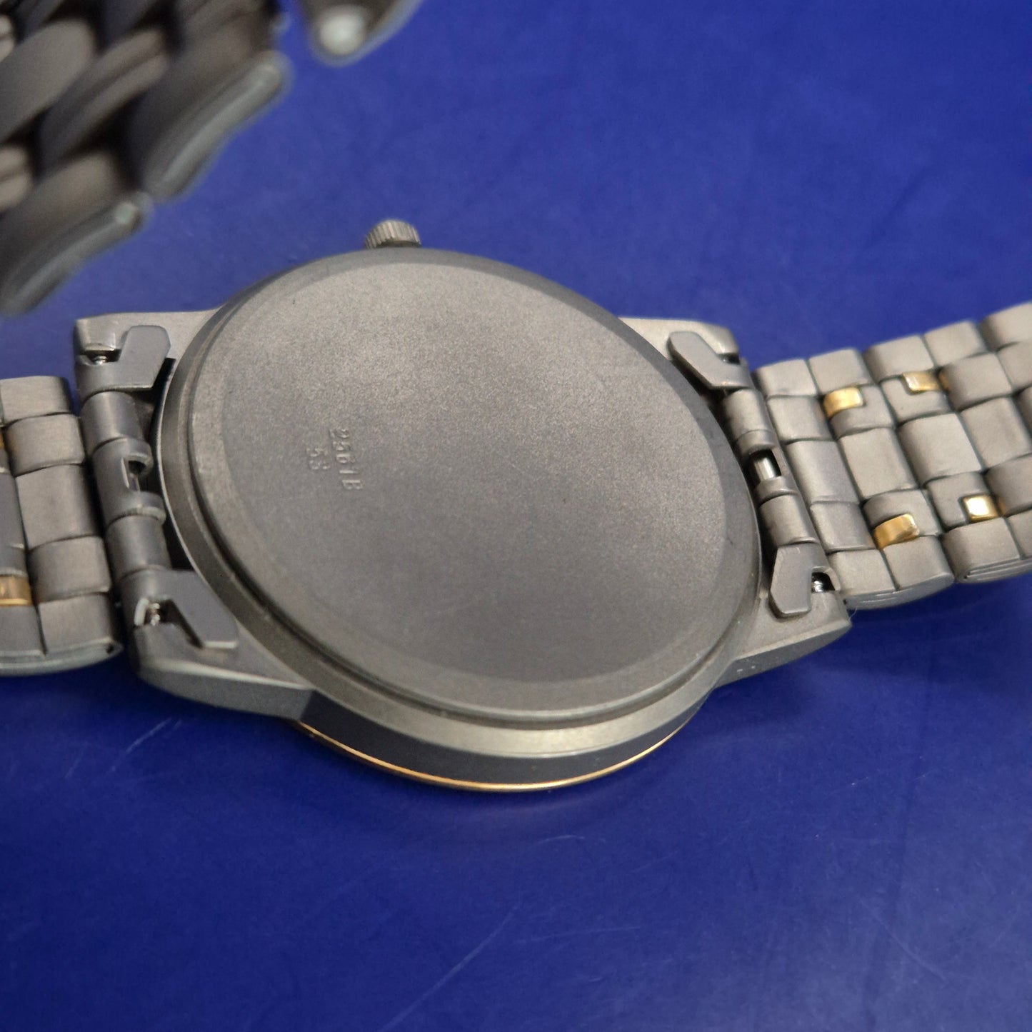 Moderne Adora Titan Herren Uhr – Bi-Color Design mit Datumsanzeige