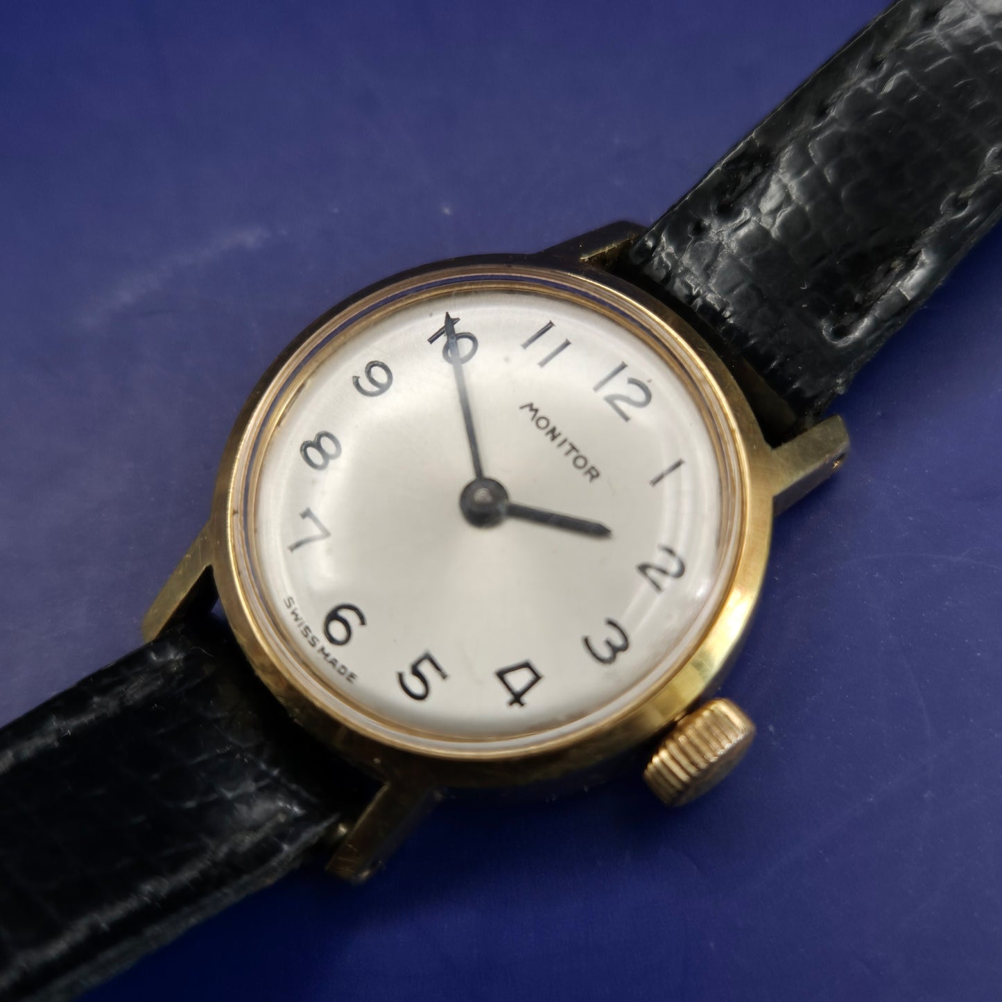 Klassische Monitor Damen Uhr – Vintage Charme mit Schweizer Präzision