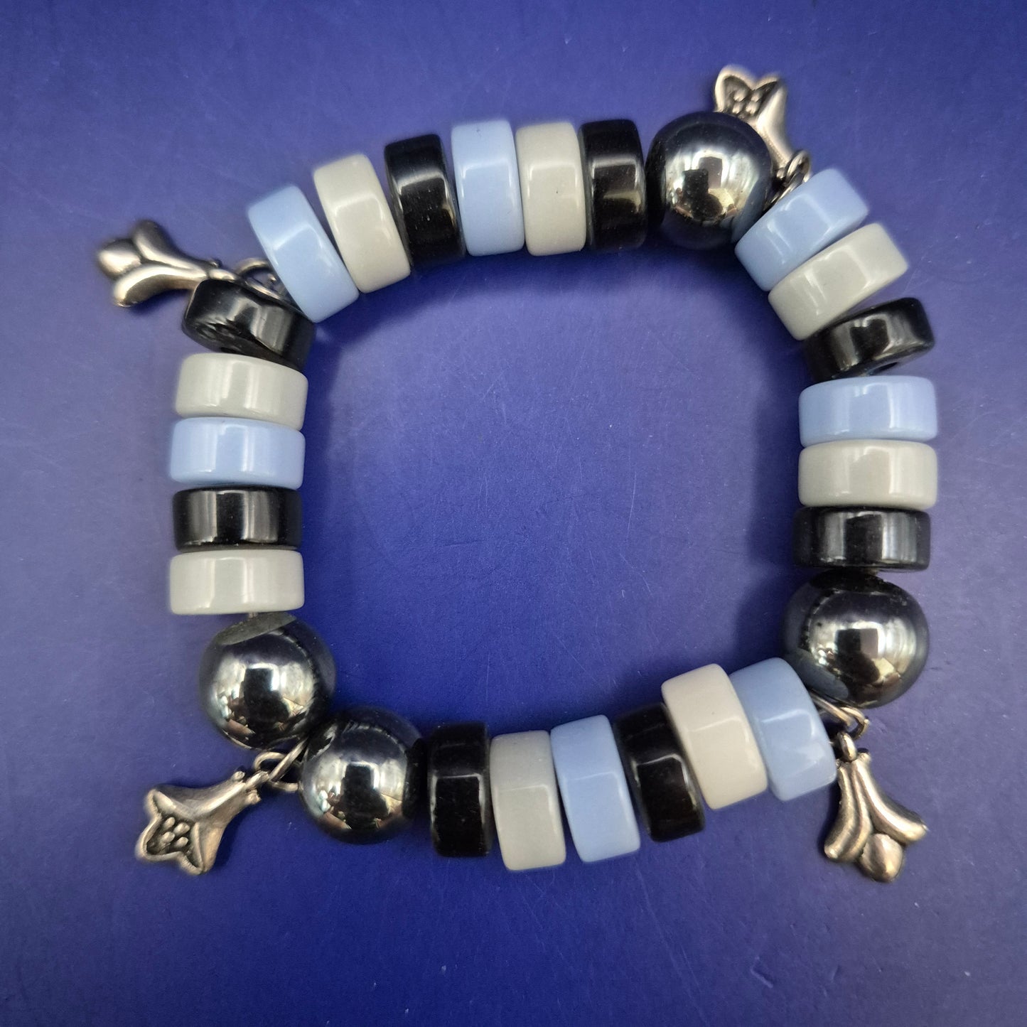 Modernes Perlen Armband mit Charms – Blau, Weiß & Hämatit-Optik